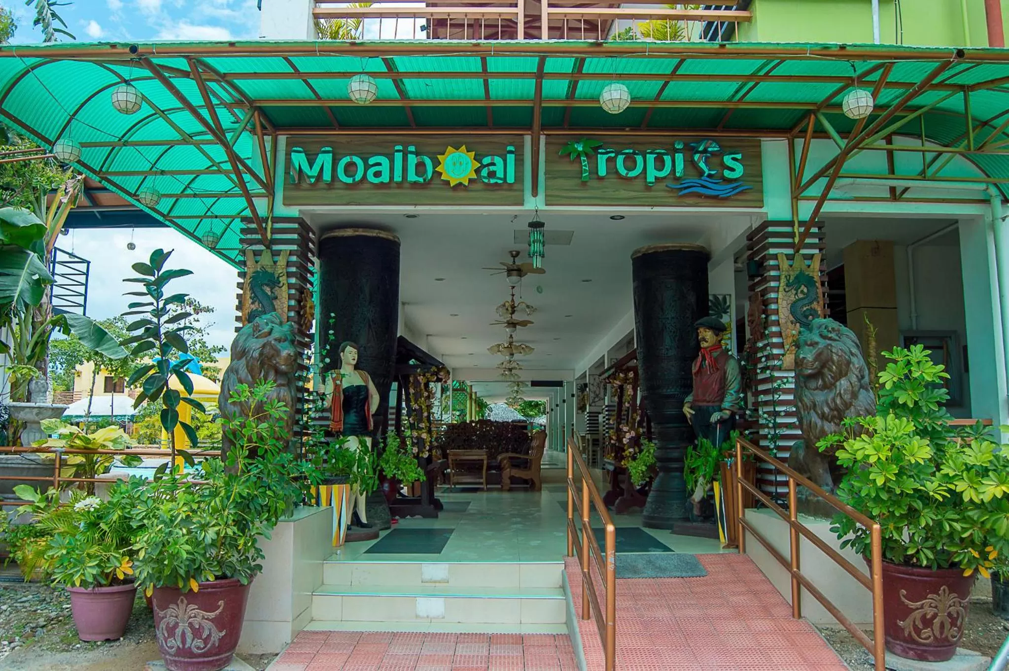 Facade/entrance in Moalboal Tropics