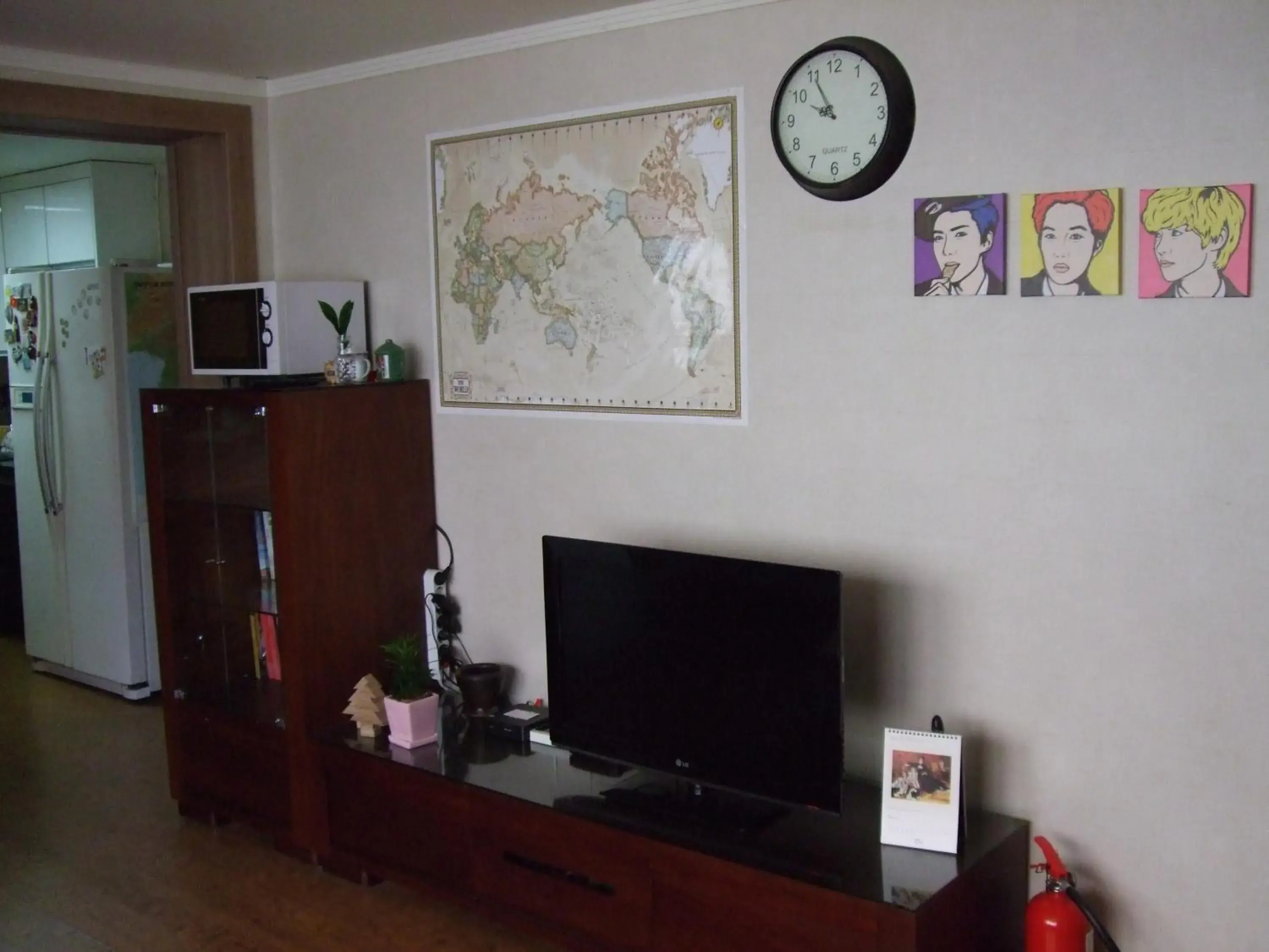 Communal lounge/ TV room, TV/Entertainment Center in Birdsnest Hostel Hongdae