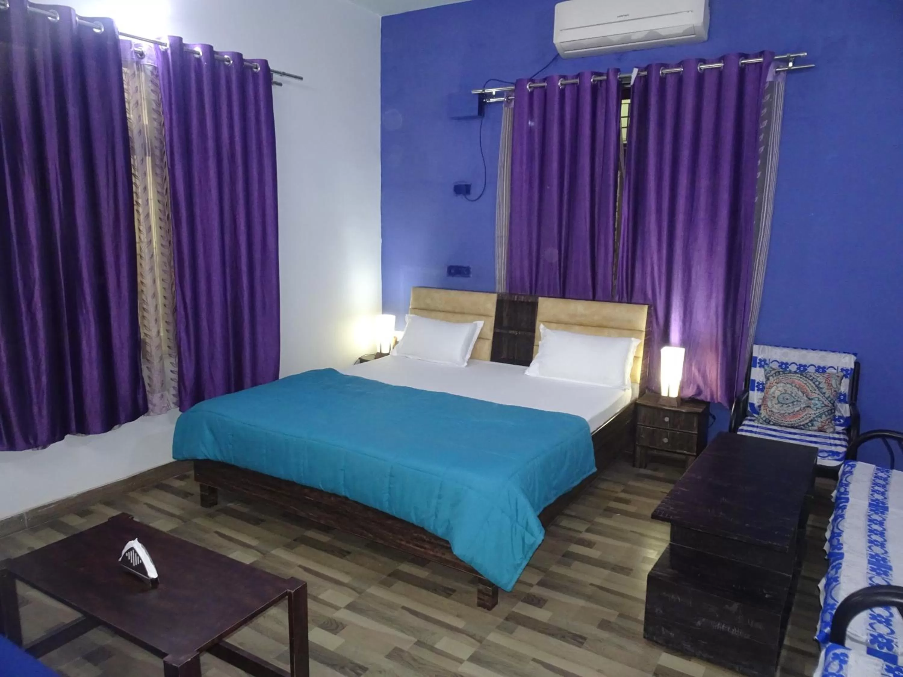 Photo of the whole room, Bed in Foreigners Inn