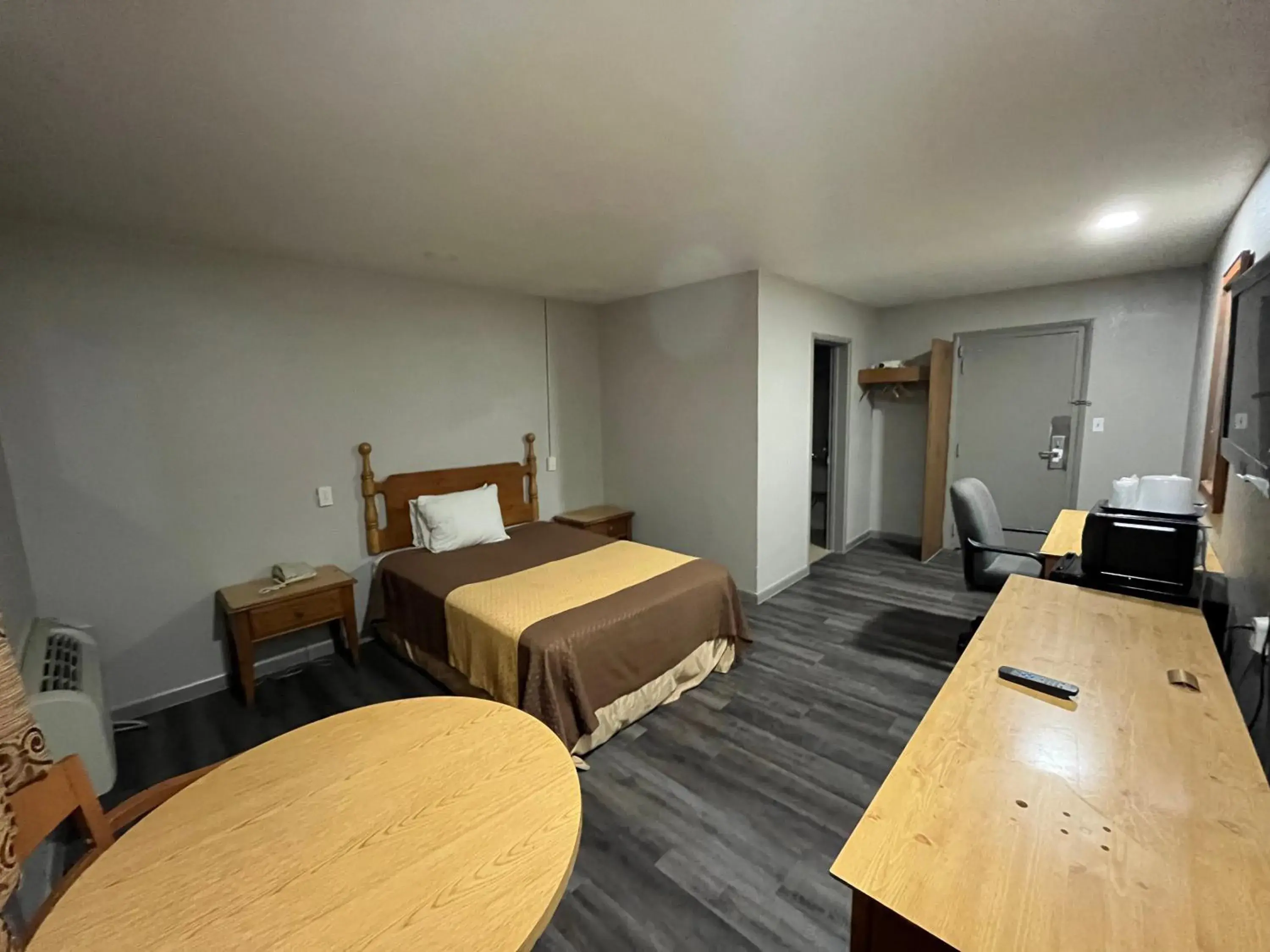 Photo of the whole room, Bed in Mid Towne Inn & Suites Photo of the whole room, Bed in Mid Towne Inn & Suites