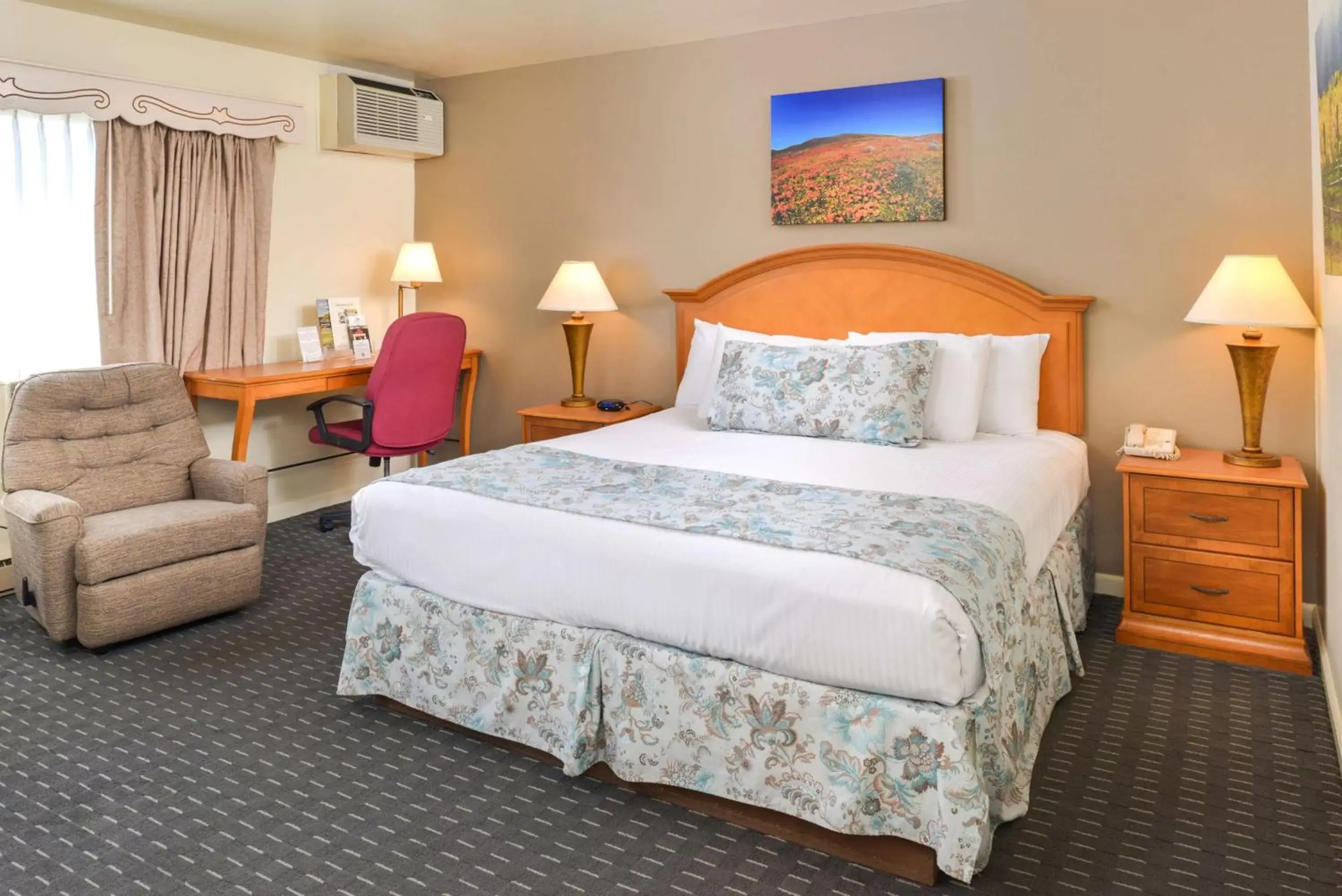 Bedroom, Bed in Svendsgaard's Lodge- Americas Best Value Inn & Suites