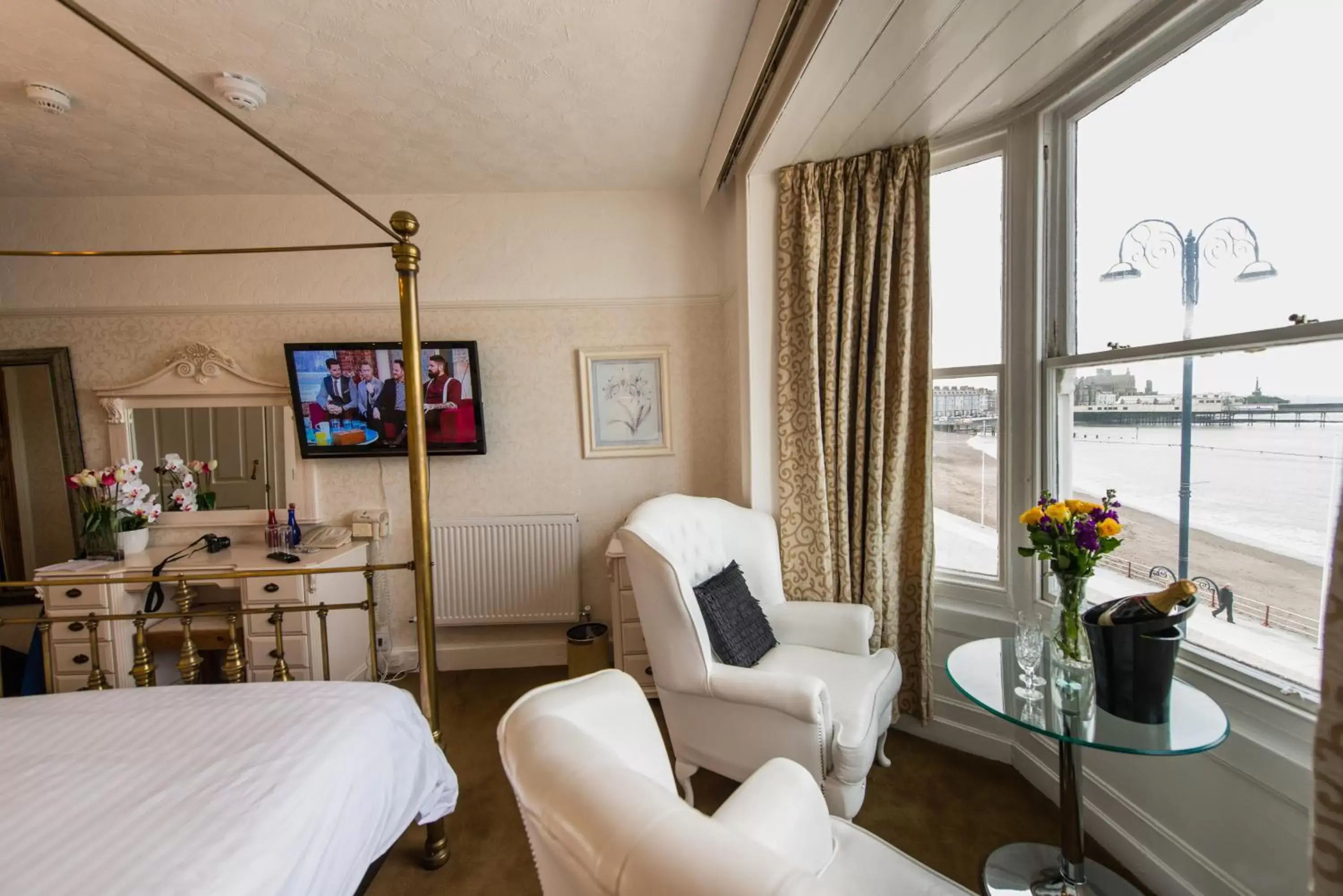 Bedroom, Seating Area in Gwesty'r Marine Hotel & Spa