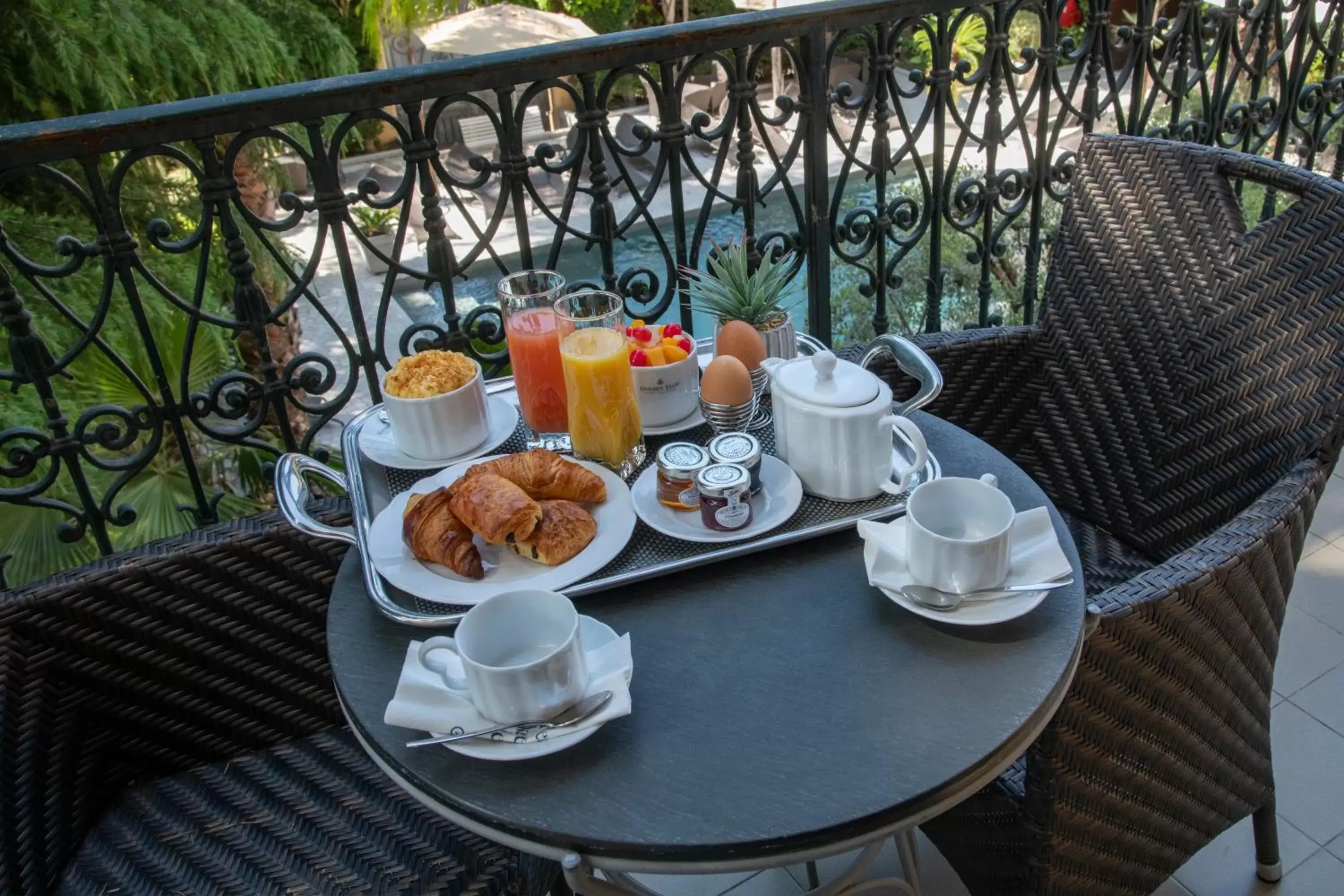 Breakfast in GOLDEN TULIP CANNES HOTEL de PARIS