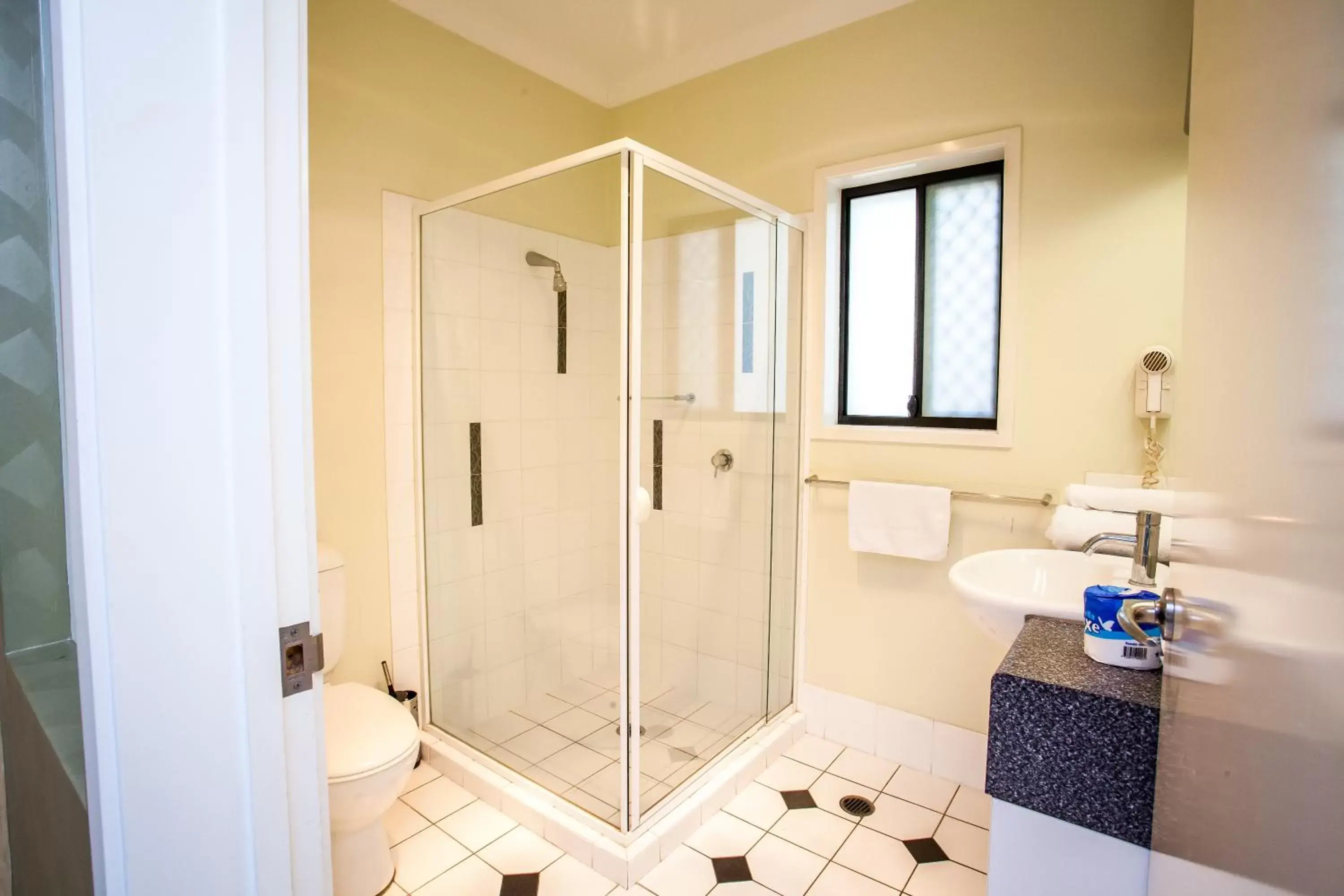 Shower, Bathroom in Darra Motel & Conference Centre