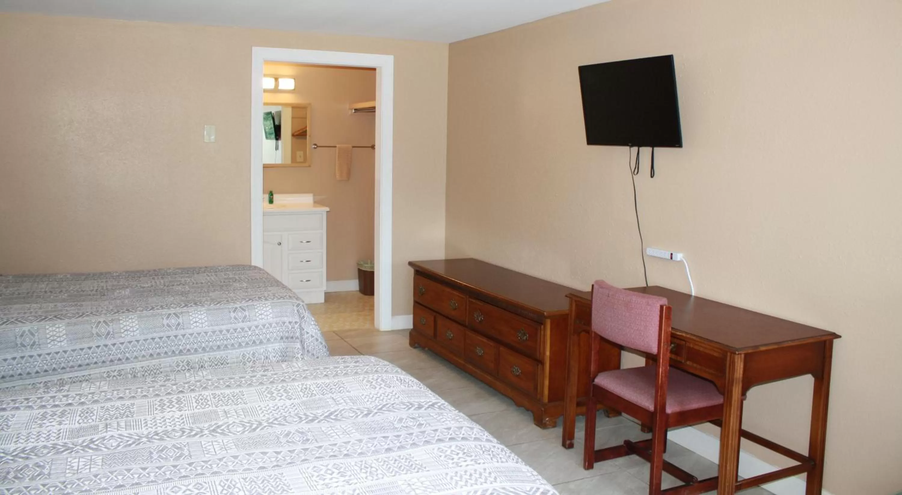 TV/Entertainment Center in Rockbridge Inn