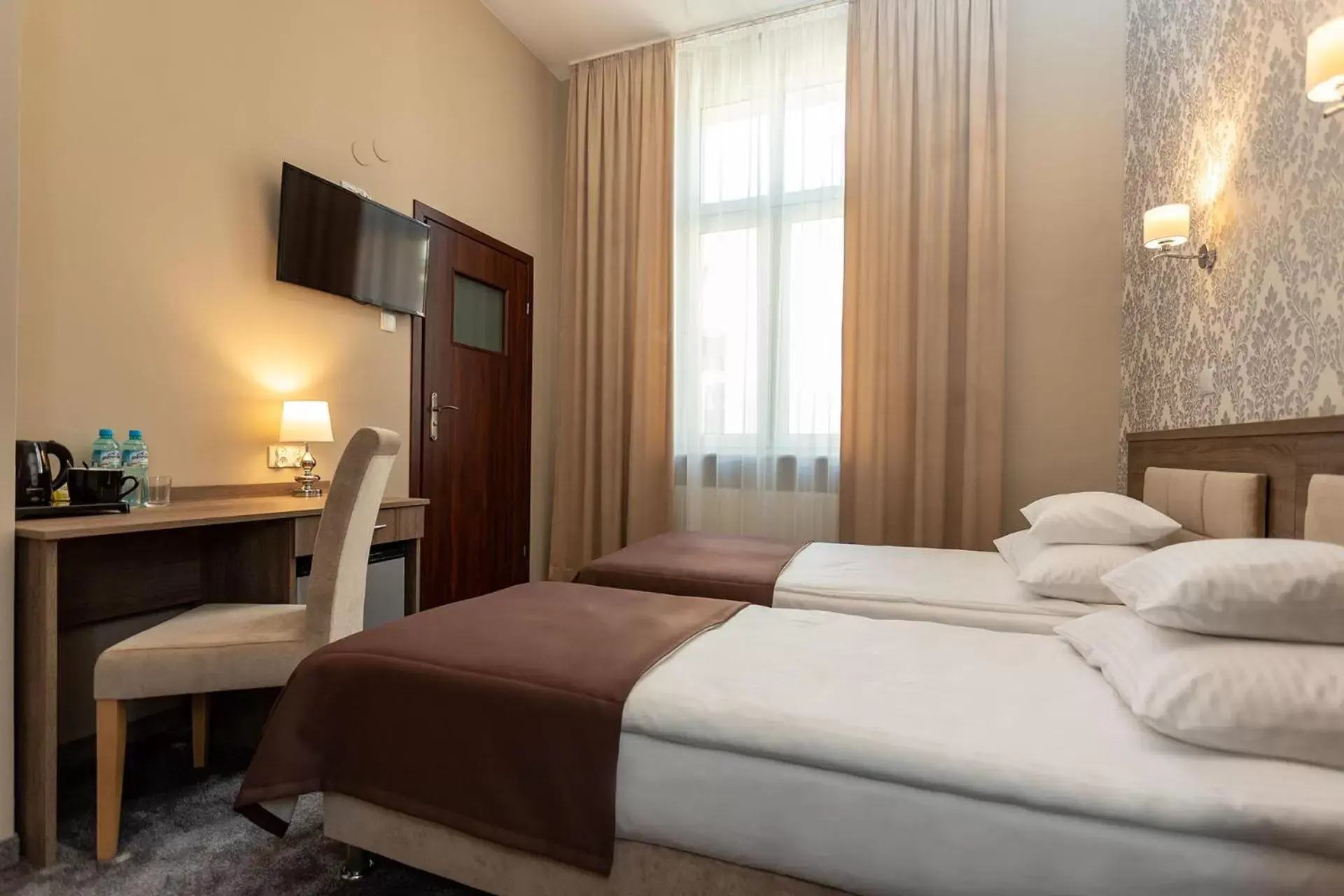 Communal lounge/ TV room, Bed in Hotel Maximum