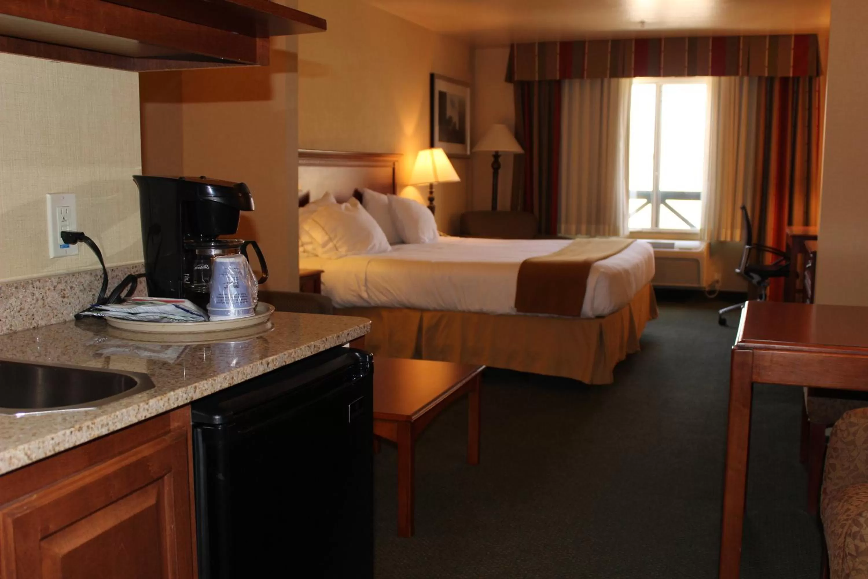 Bed in Holiday Inn Express Tehachapi by IHG