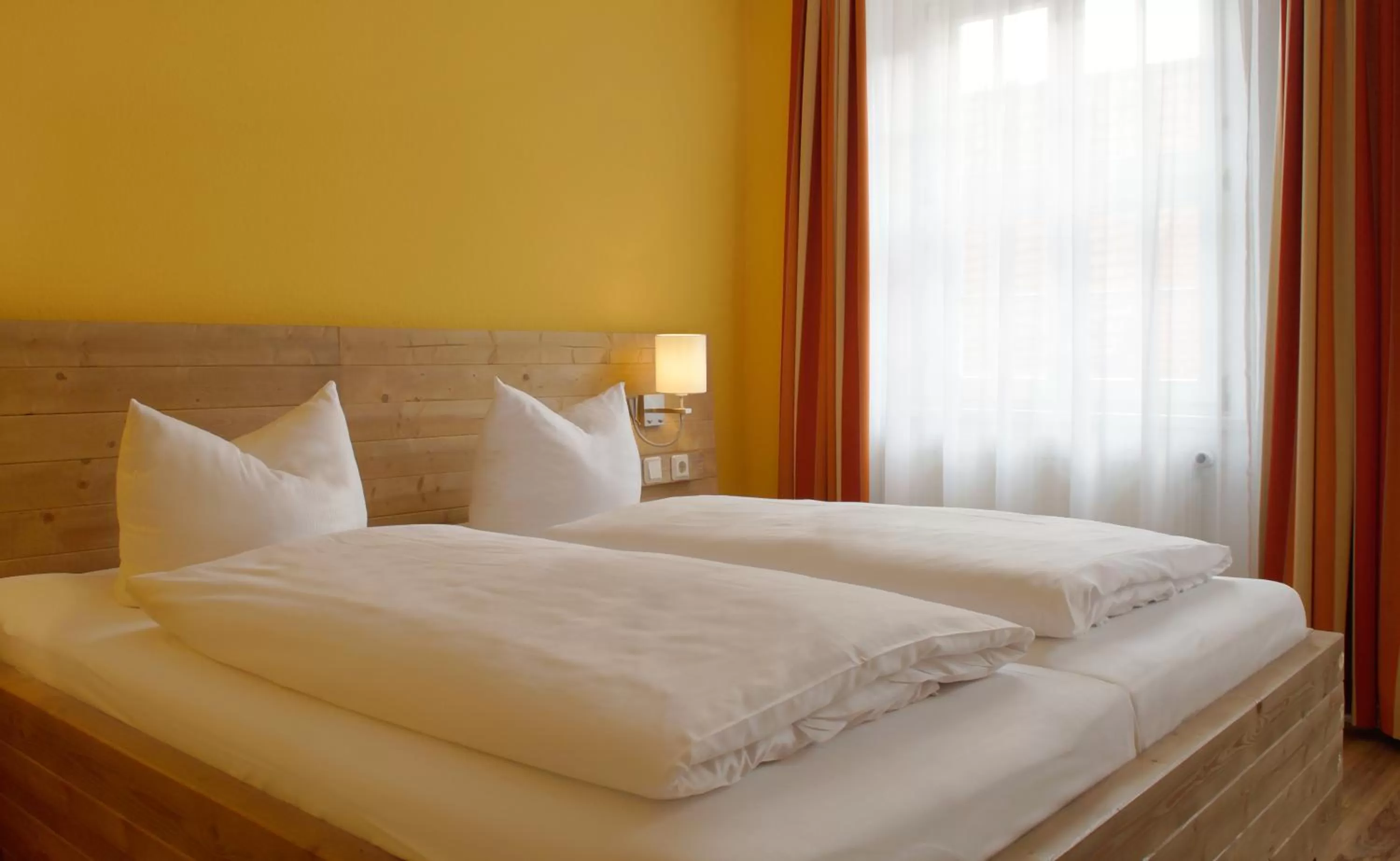 Photo of the whole room, Bed in Hotel Am Obermarkt