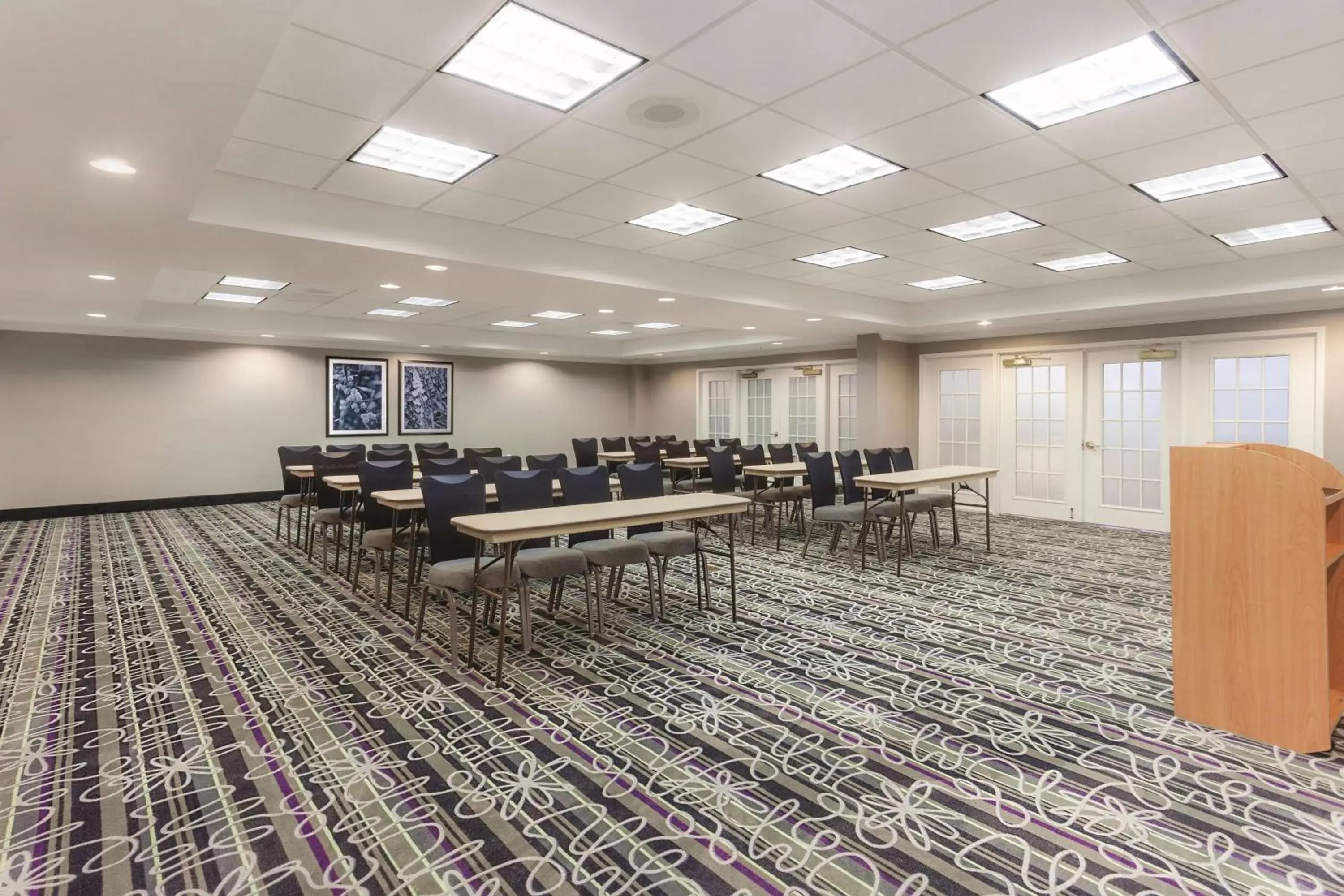 Meeting/conference room in La Quinta Inn & Suites by Wyndham University Area Chapel Hill