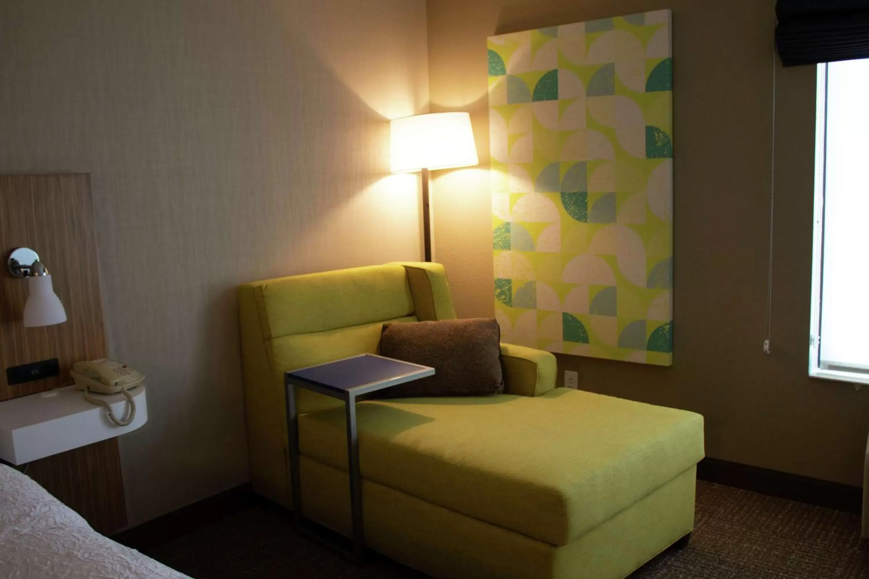 Living room, Bed in Hampton Inn Boise - Airport Living room, Bed in Hampton Inn Boise - Airport