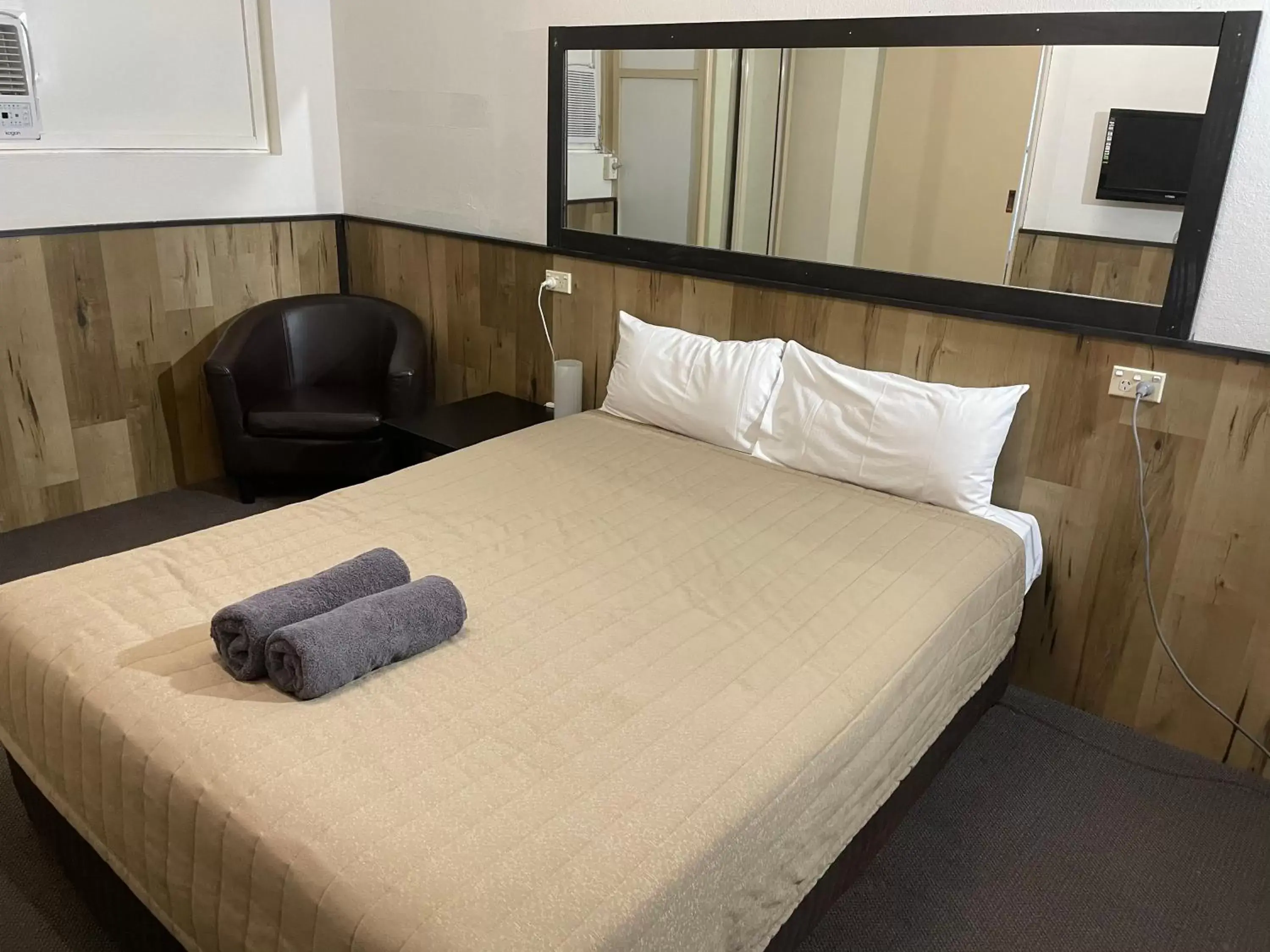 Bed in Countryman Motor Inn Cowra