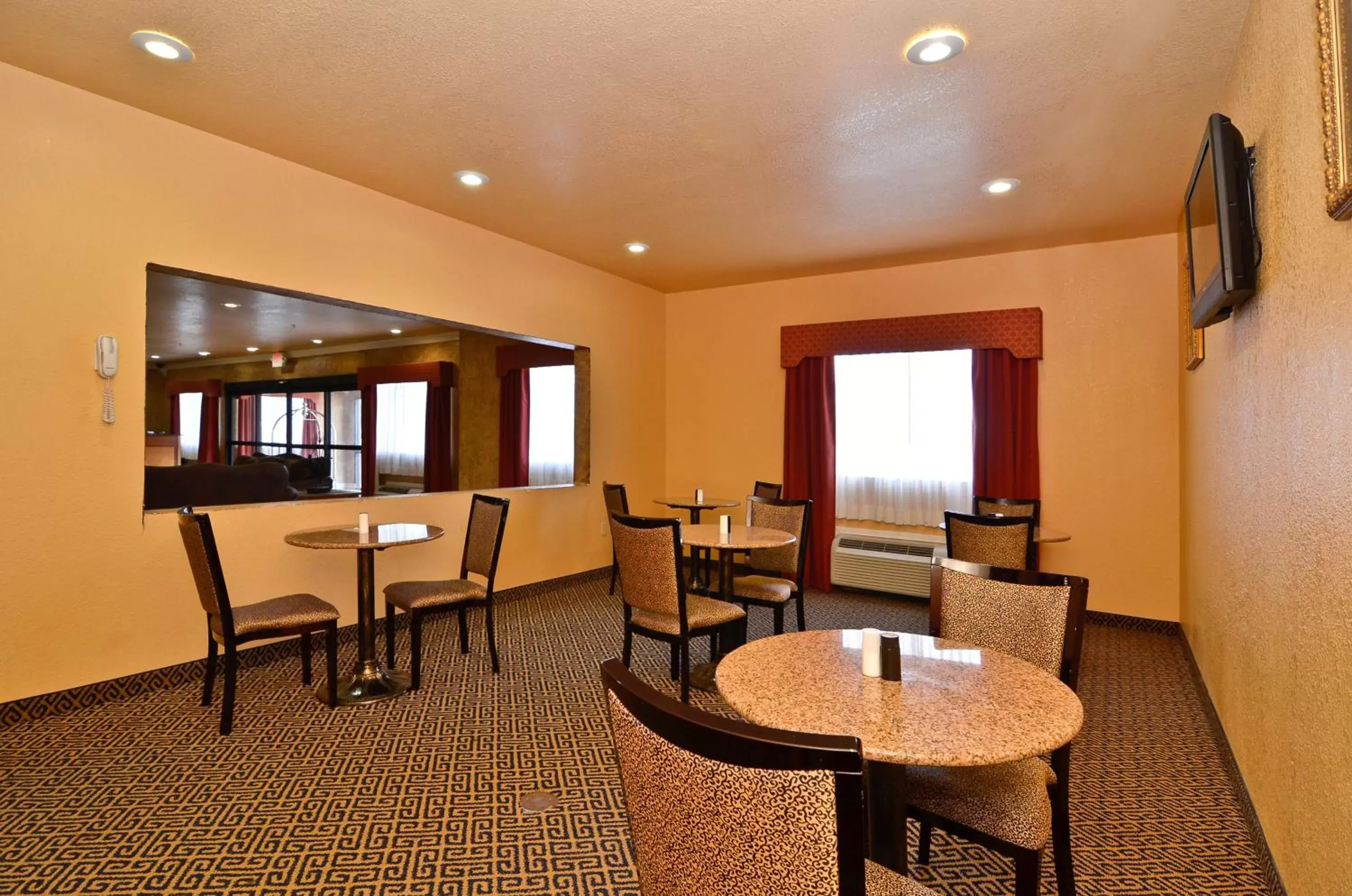 Dining area in HiWay Inn Express of Broken Bow