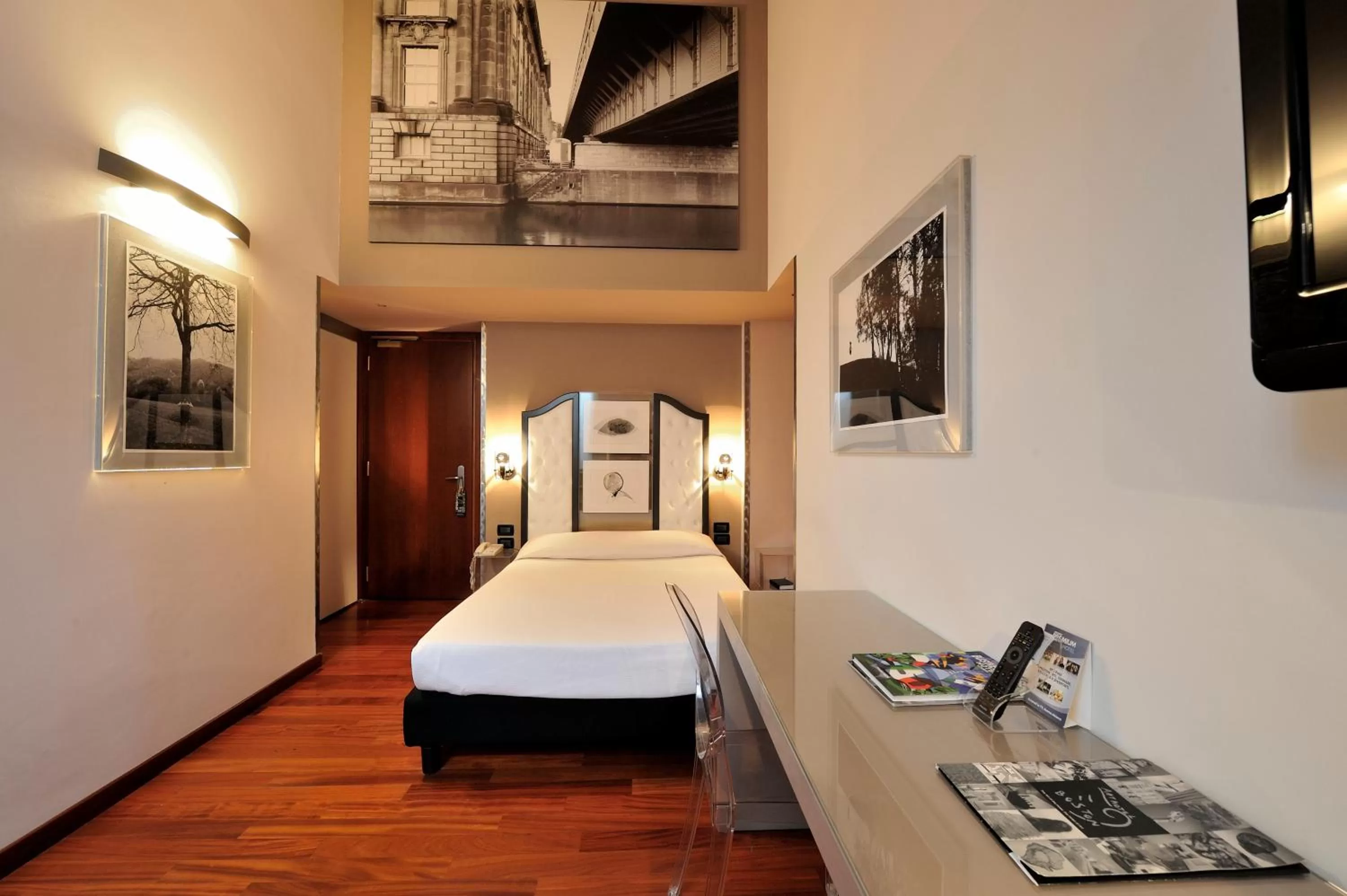 Bed in Art Hotel Boston