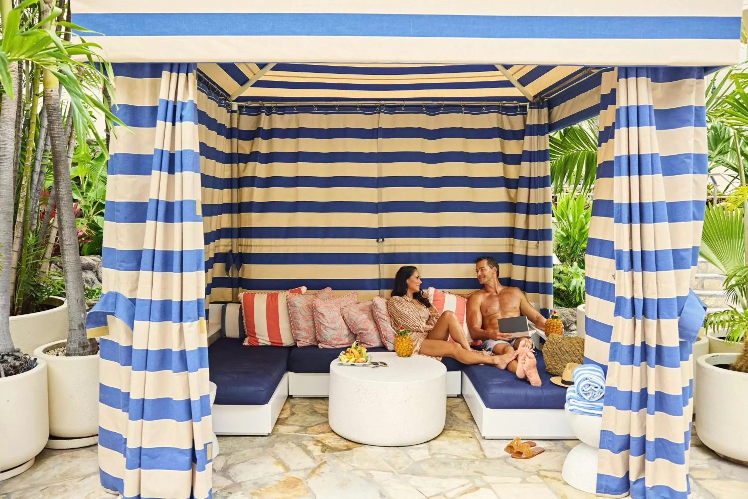 Pool view, Seating Area in OUTRIGGER Reef Waikiki Beach Resort