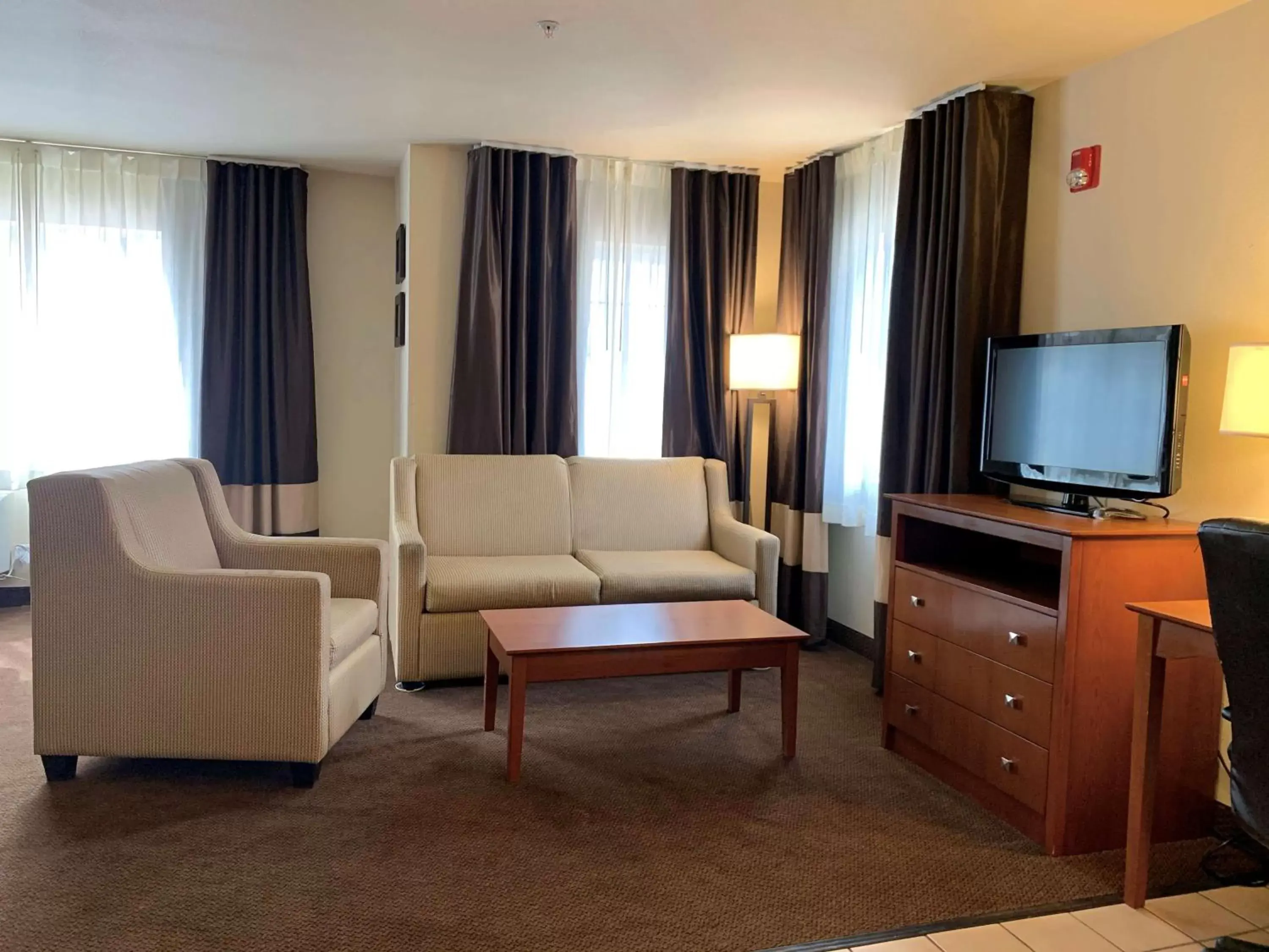 Photo of the whole room, Seating Area in Country Inn & Suites by Radisson, Bend, OR