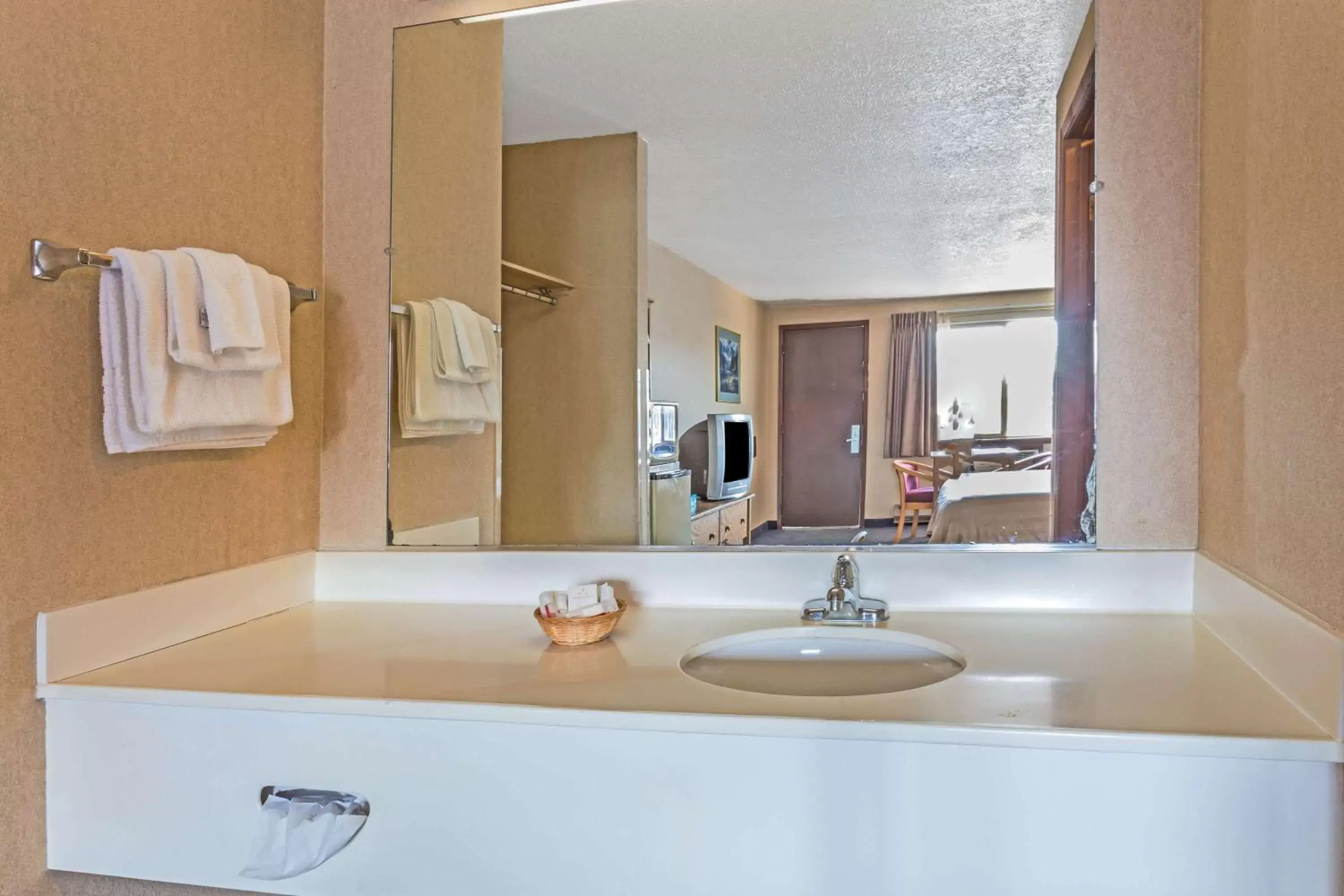 Photo of the whole room, Bathroom in Travelodge by Wyndham Pioneer Villa