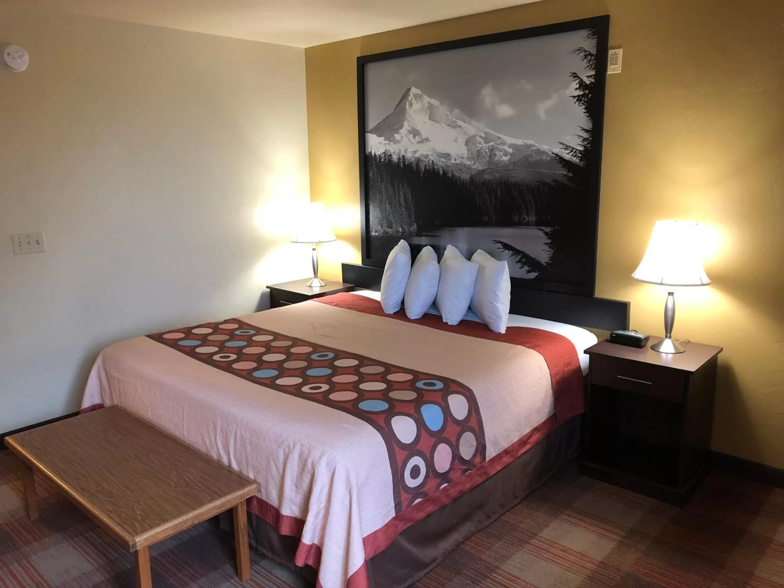 Bedroom, Bed in Super 8 by Wyndham Kennewick