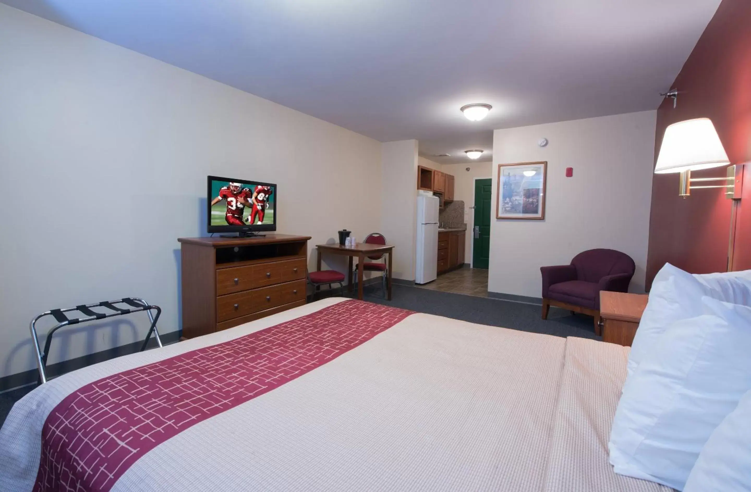 Photo of the whole room, Room Photo in Red Roof Inn & Suites Dickinson