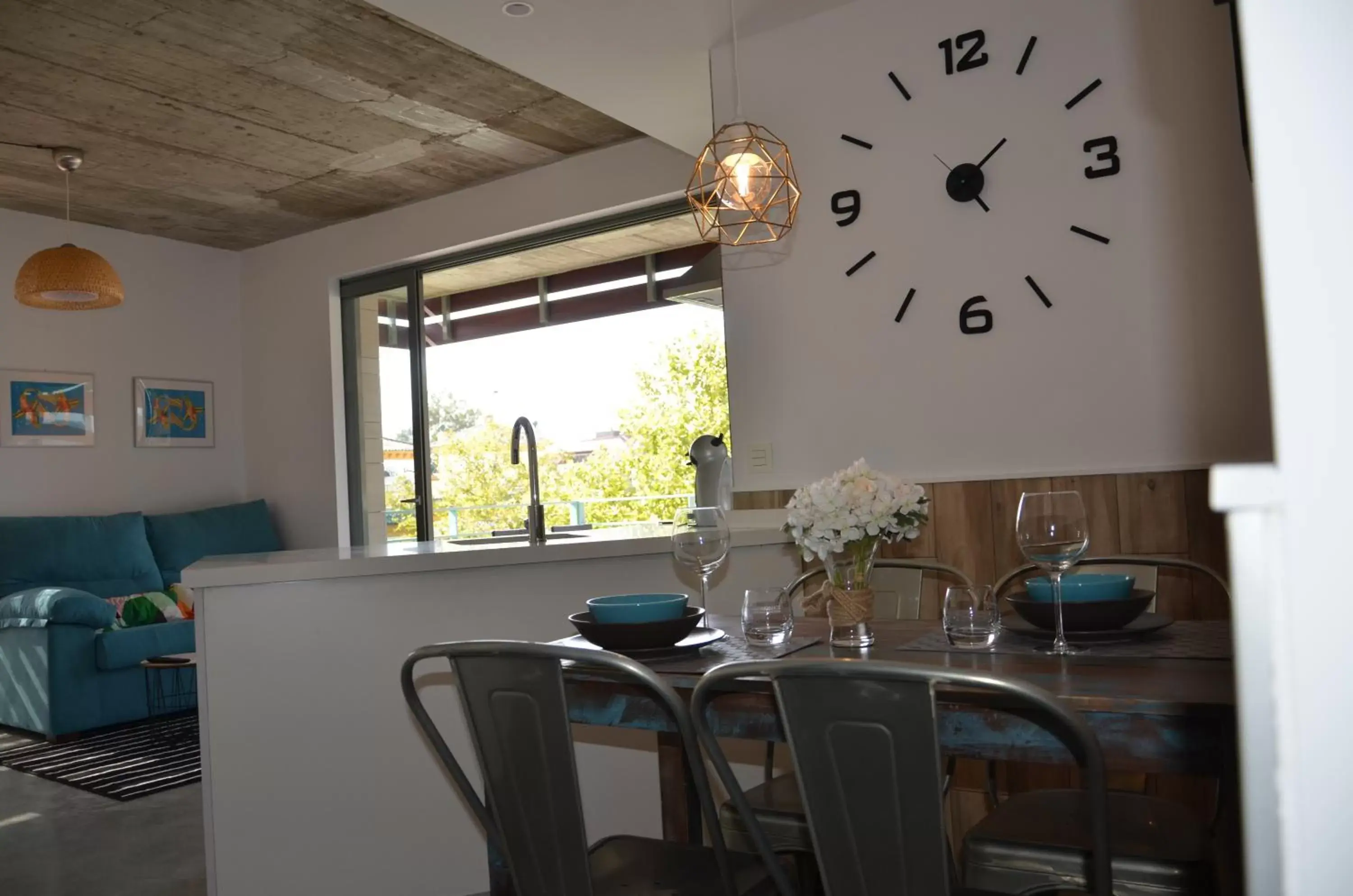 Dining area in Urban House Siurot 33