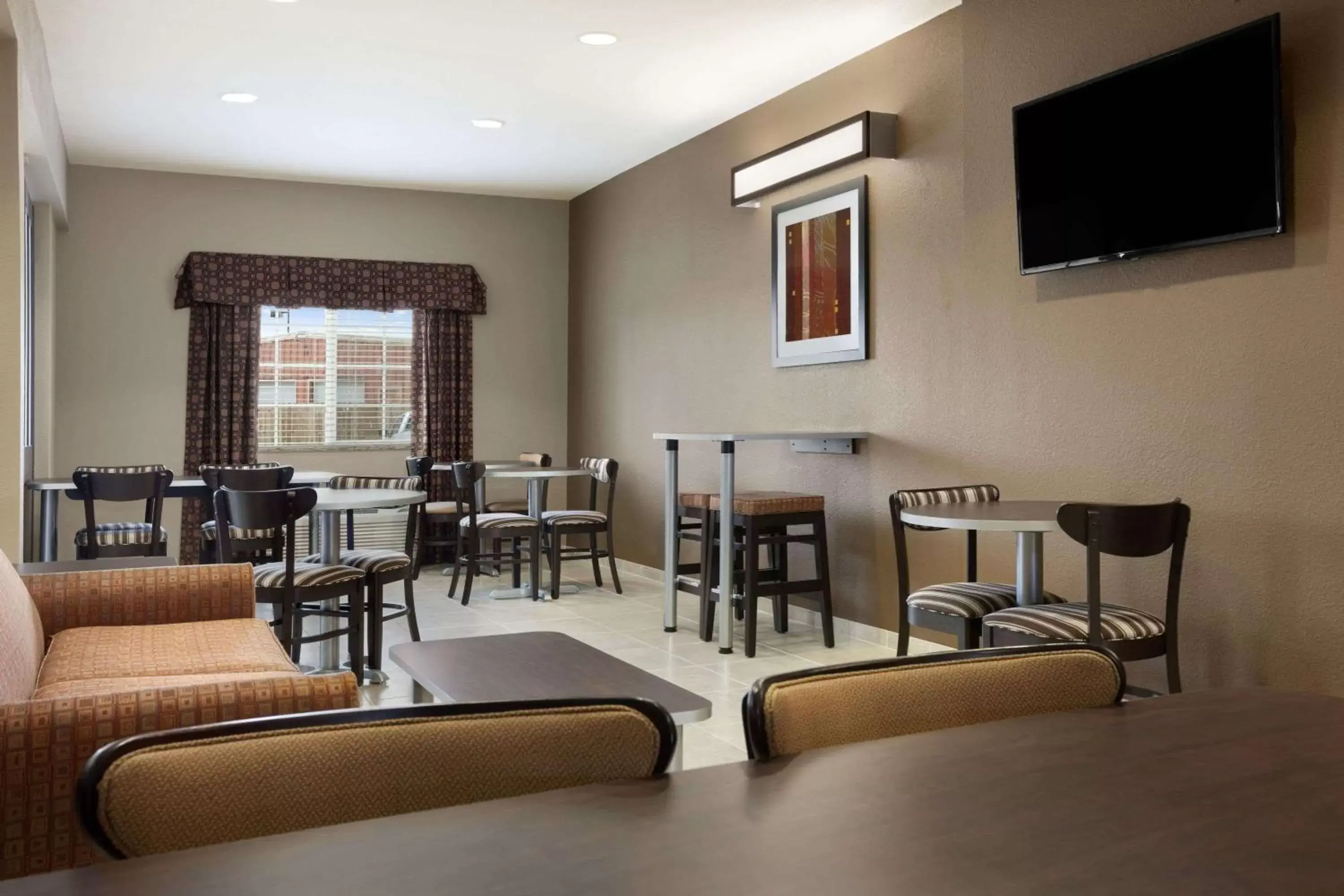 Lobby or reception, Seating Area in Microtel Inn & Suites Kenedy