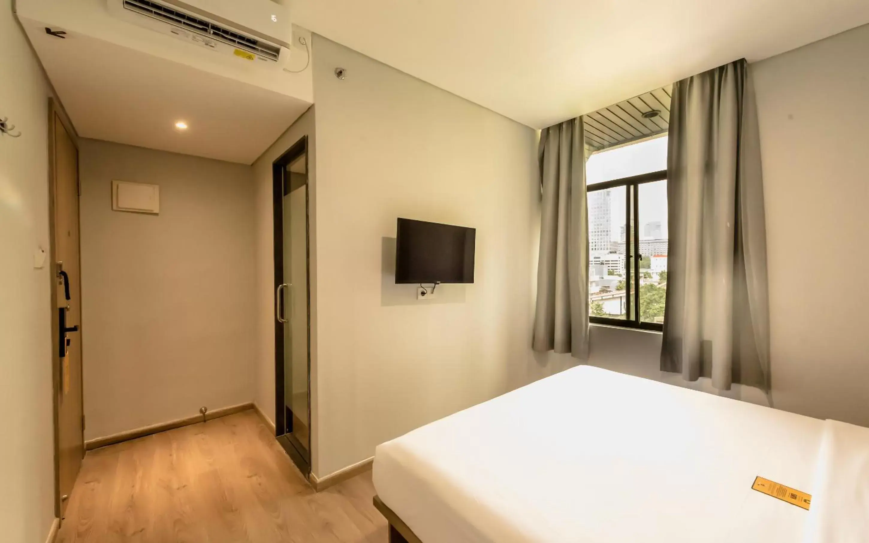 Bed in Yellow Bee Tanah Abang Bed in Yellow Bee Tanah Abang