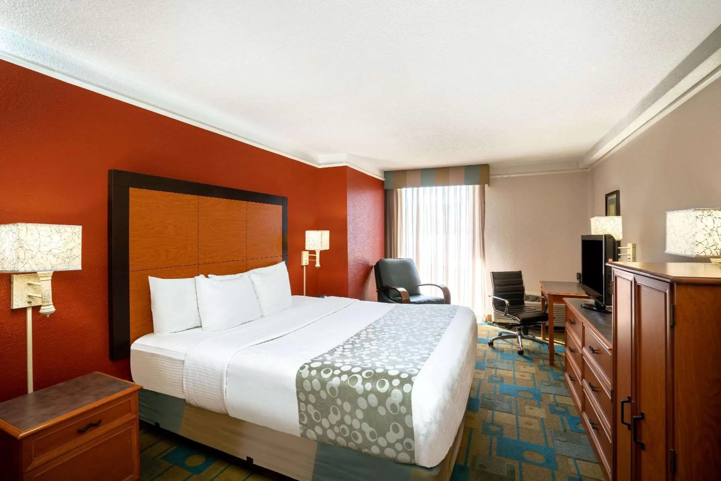 Photo of the whole room, Bed in La Quinta by Wyndham Nashville Airport/Opryland