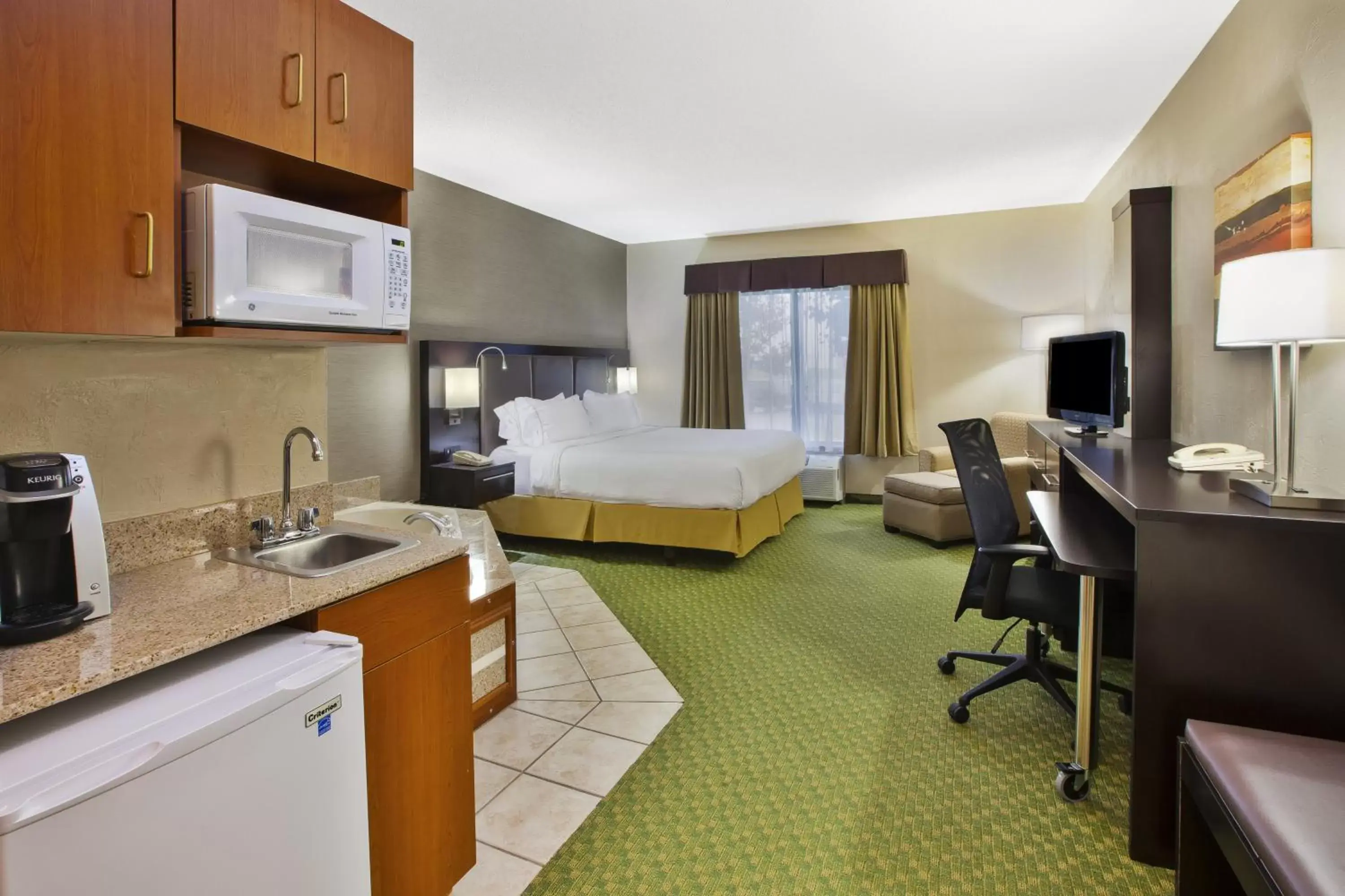 Photo of the whole room, Kitchen/Kitchenette in Holiday Inn Express Hotel & Suites Bryan-Montpelier, an IHG Hotel