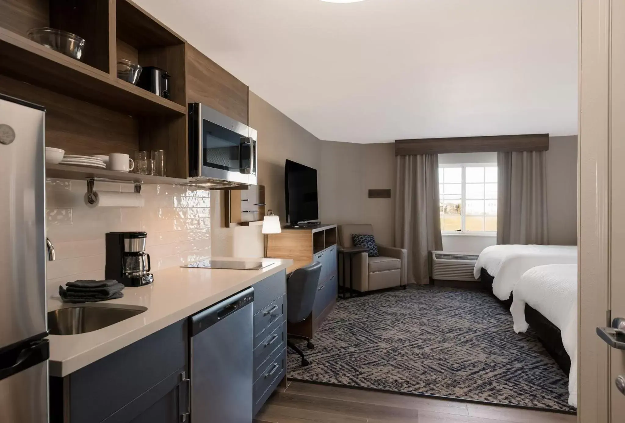 Photo of the whole room, Kitchen/Kitchenette in Candlewood Suites Lafayette, an IHG Hotel