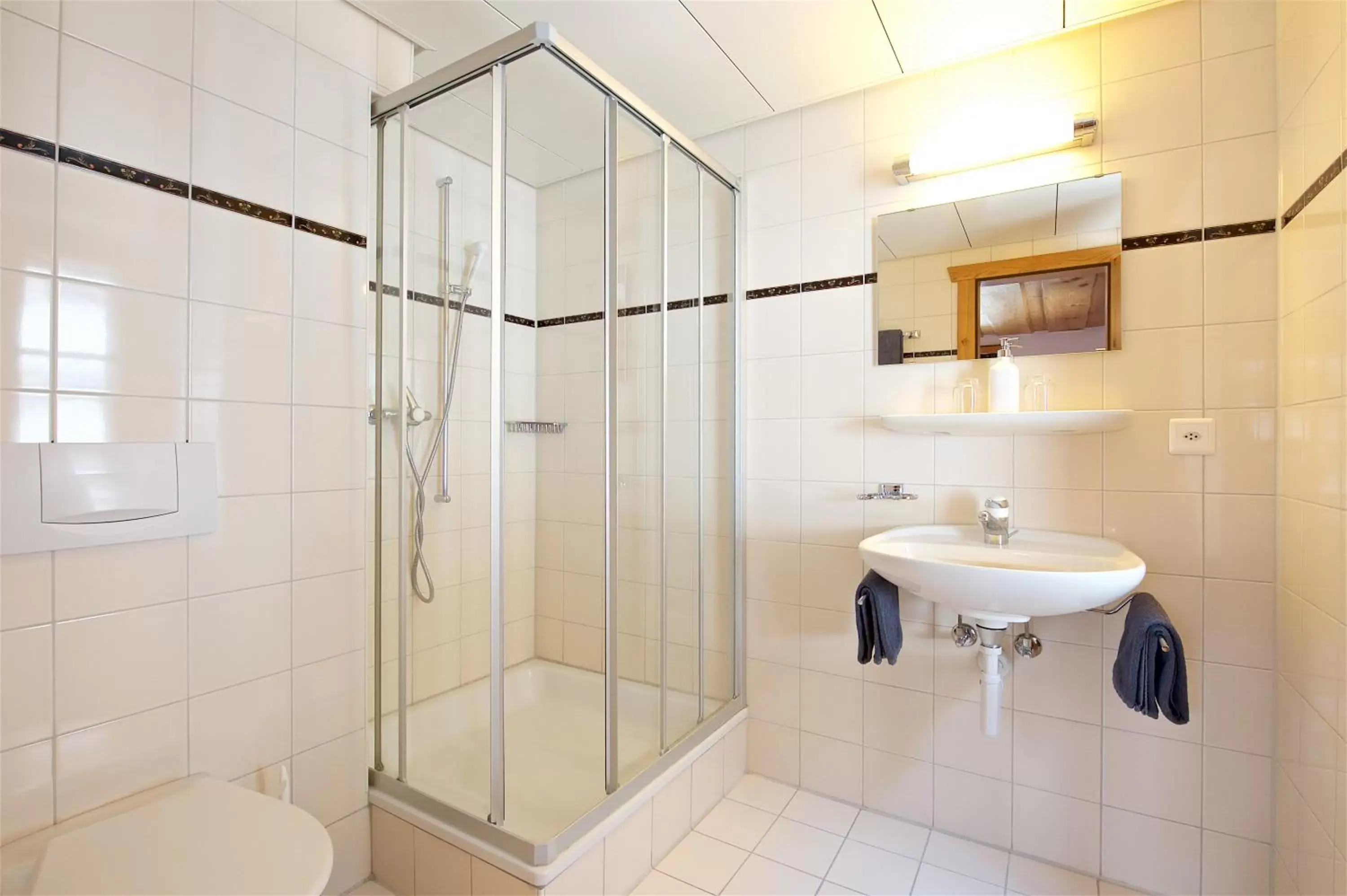Shower, Bathroom in Hotel Bahnhof