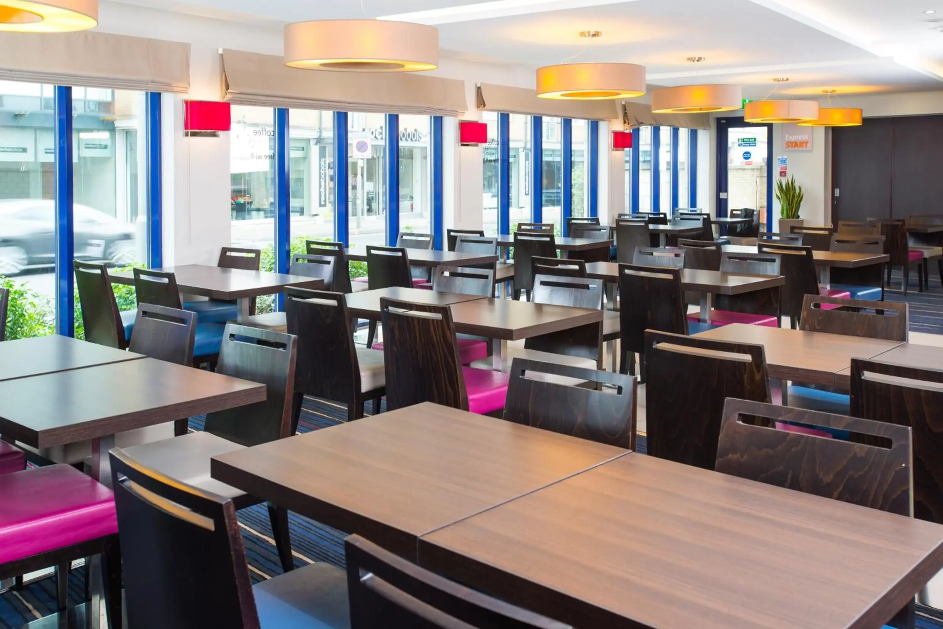 Breakfast, Restaurant/Places to Eat in Holiday Inn Express London - Wandsworth, an IHG Hotel