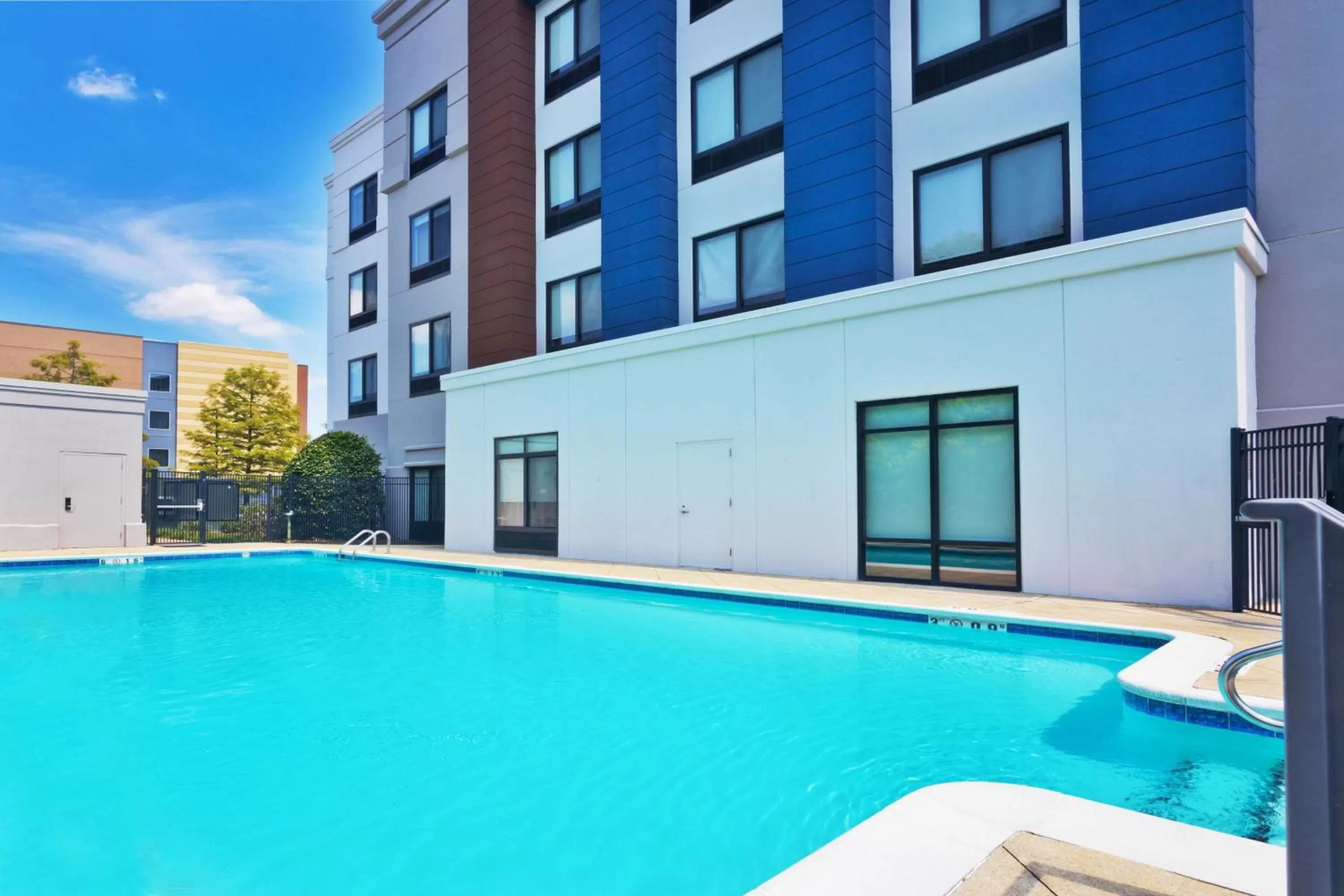 Swimming pool in SpringHill Suites Birmingham Colonnade