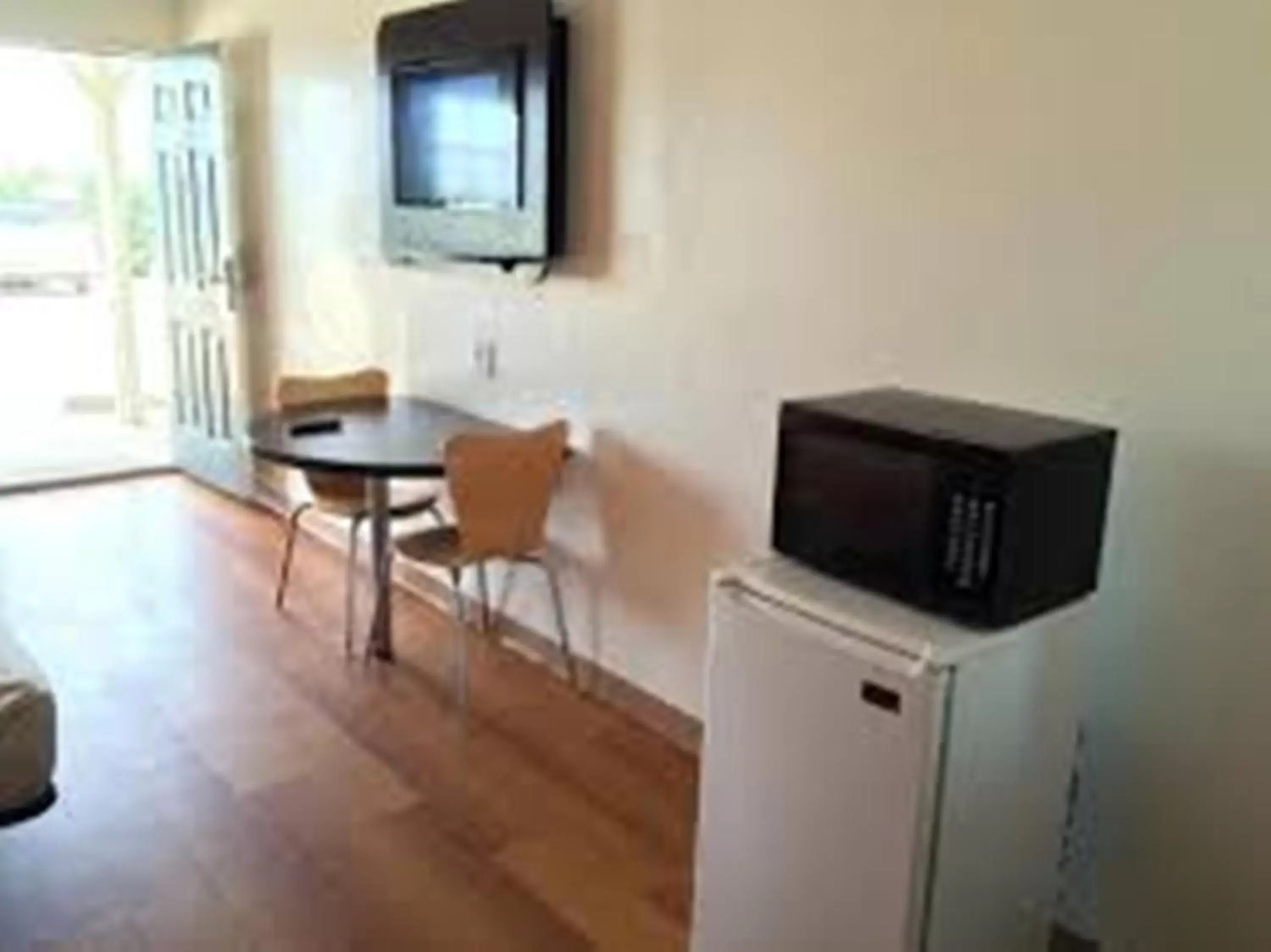 Seating area, TV/Entertainment Center in Motel 6-Waxahachie, TX