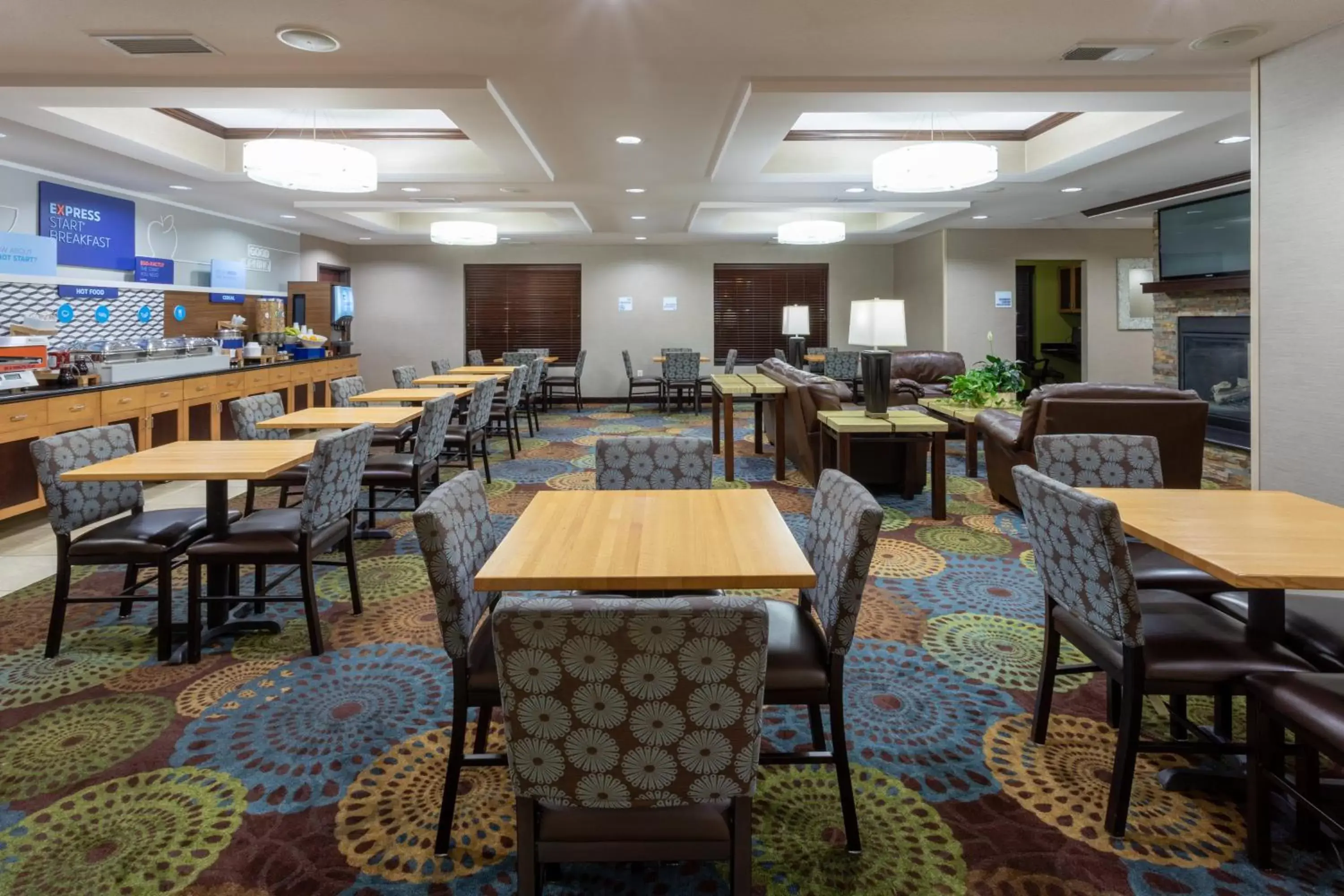 Breakfast, Restaurant/Places to Eat in Holiday Inn Express and Suites Rochester West-Medical Center, an IHG Hotel