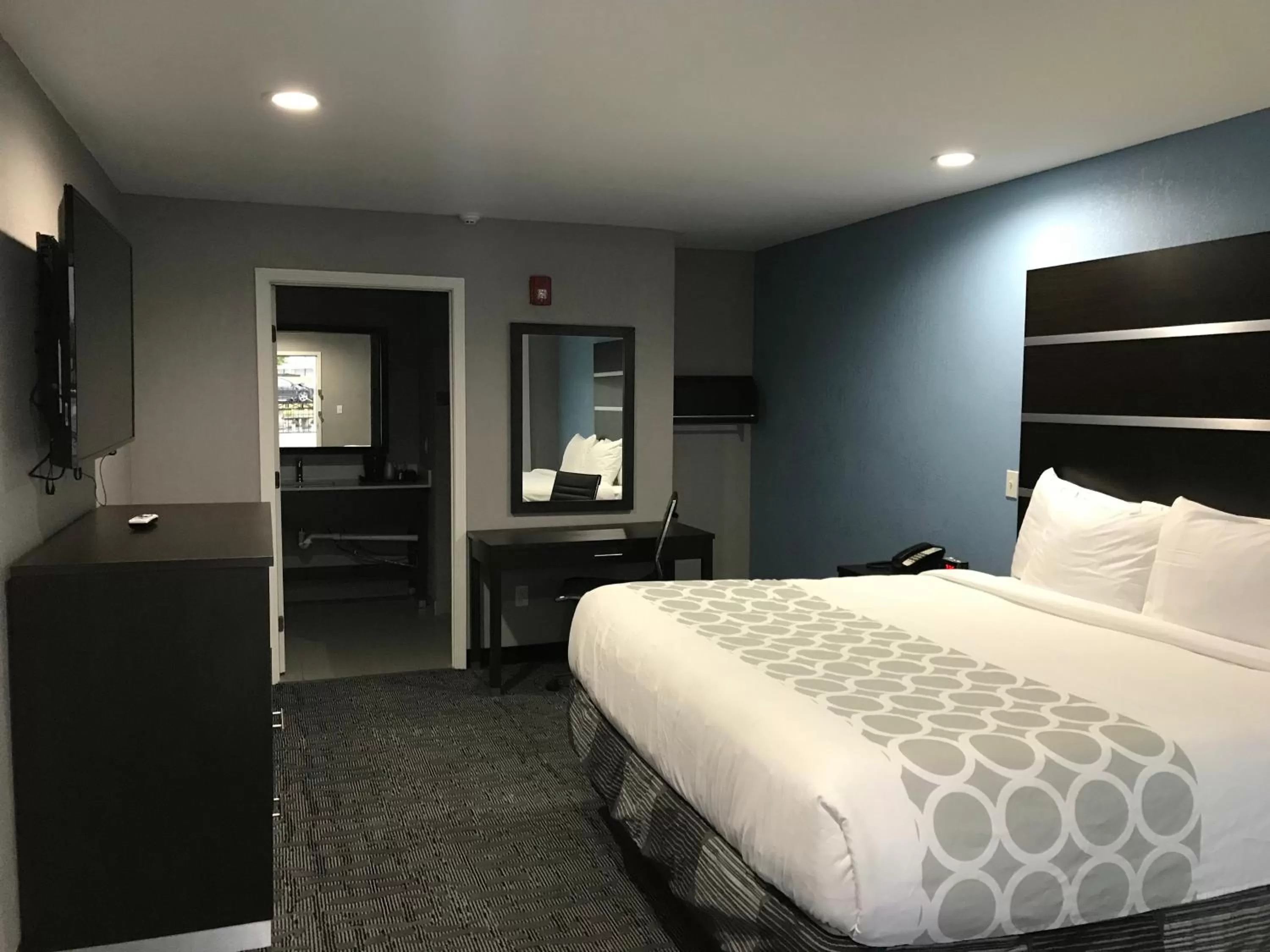 Photo of the whole room, Bed in Rodeway Inn Calhoun South