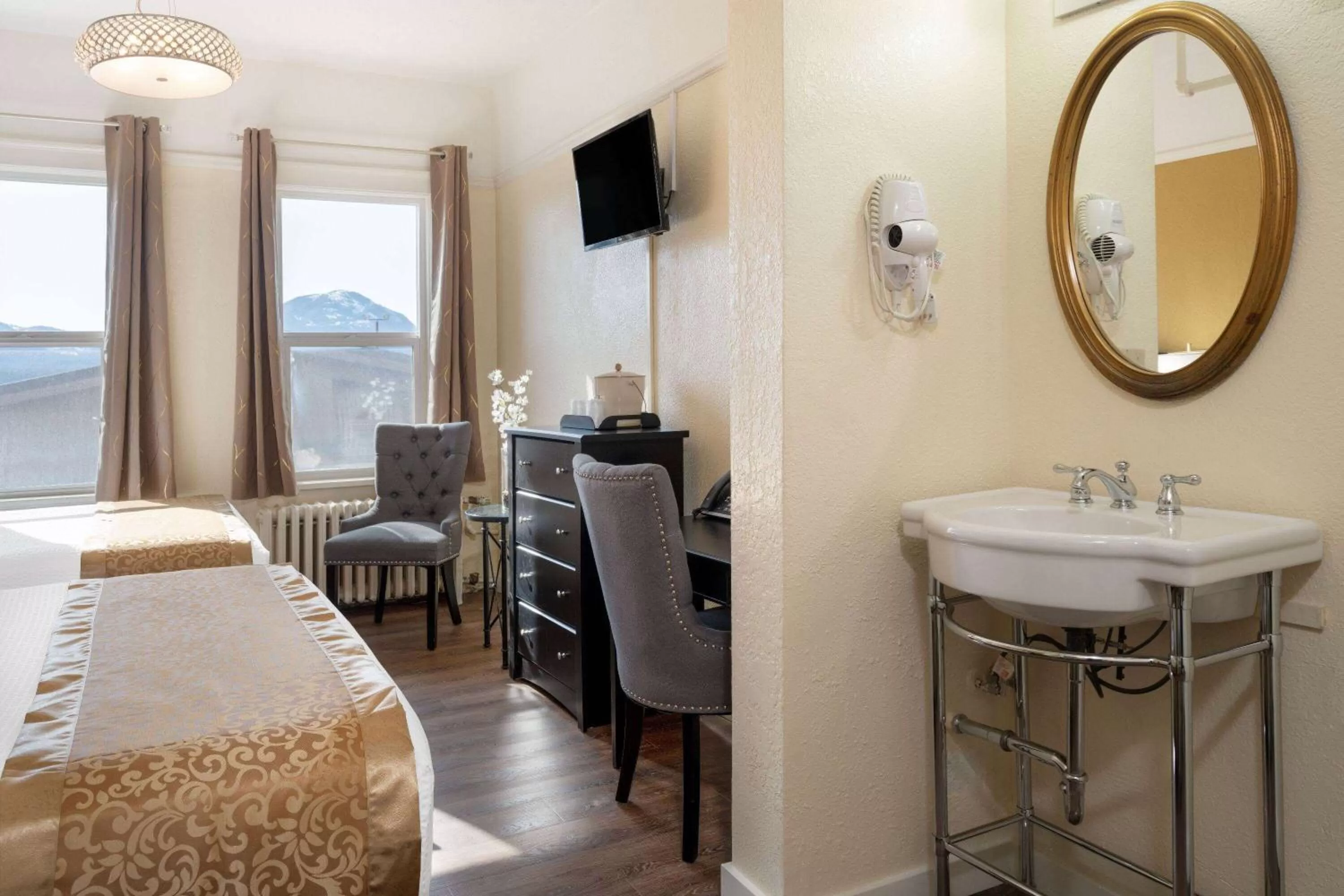 Photo of the whole room, Bed in Gilmore Hotel, Trademark Collection by Wyndham