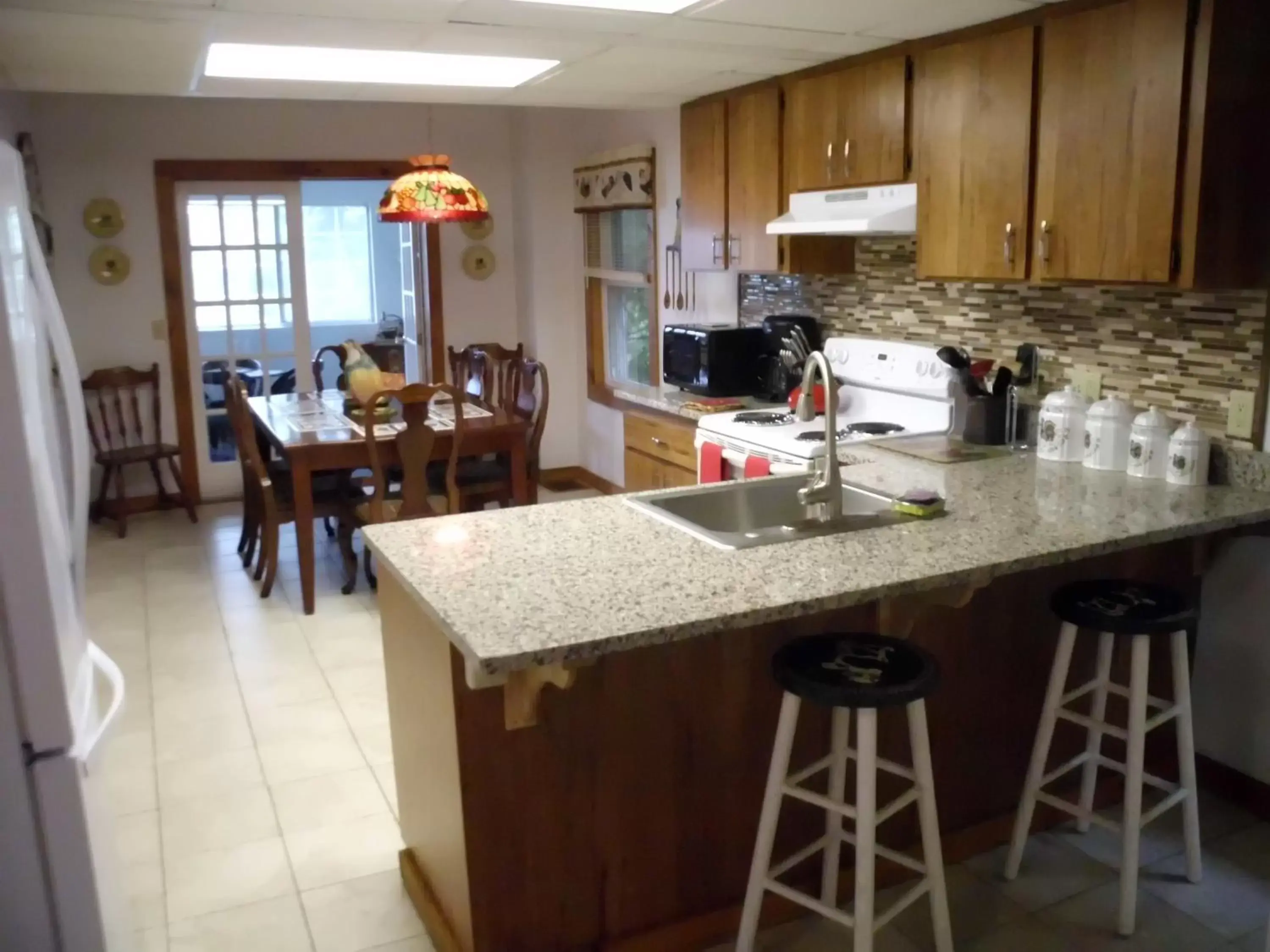 Dinner, Kitchen/Kitchenette in Hill View Motel and Cottages