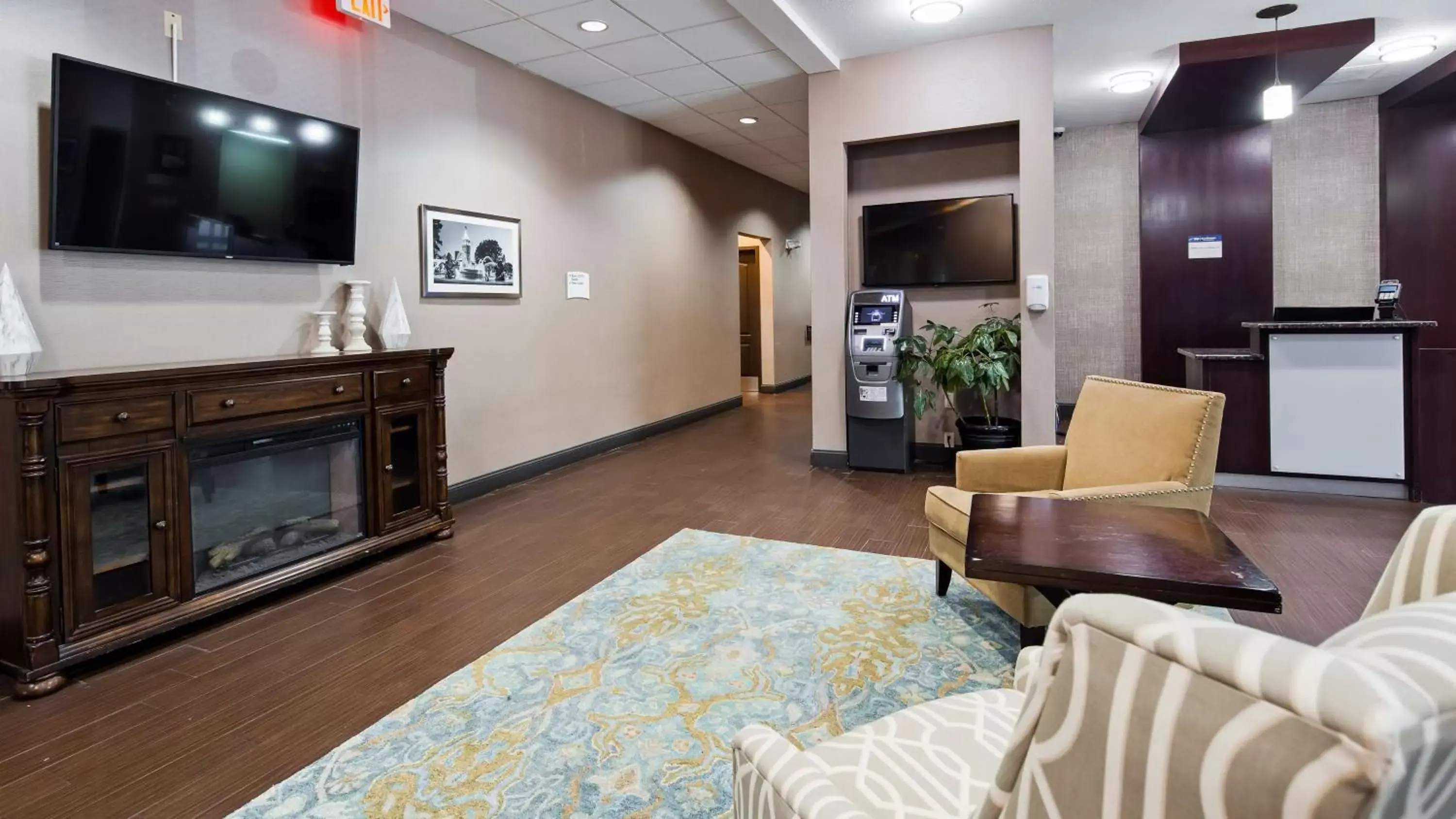 Lobby or reception, TV/Entertainment Center in Best Western Plus Lee's Summit Hotel & Suites
