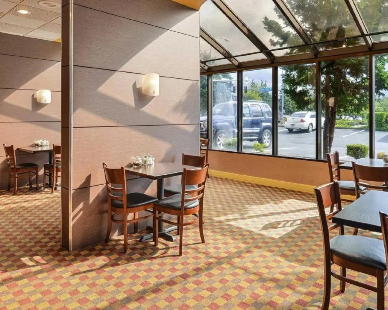 Breakfast in Inn at Port Gardner-Everett Waterfront, Ascend Hotel Collection