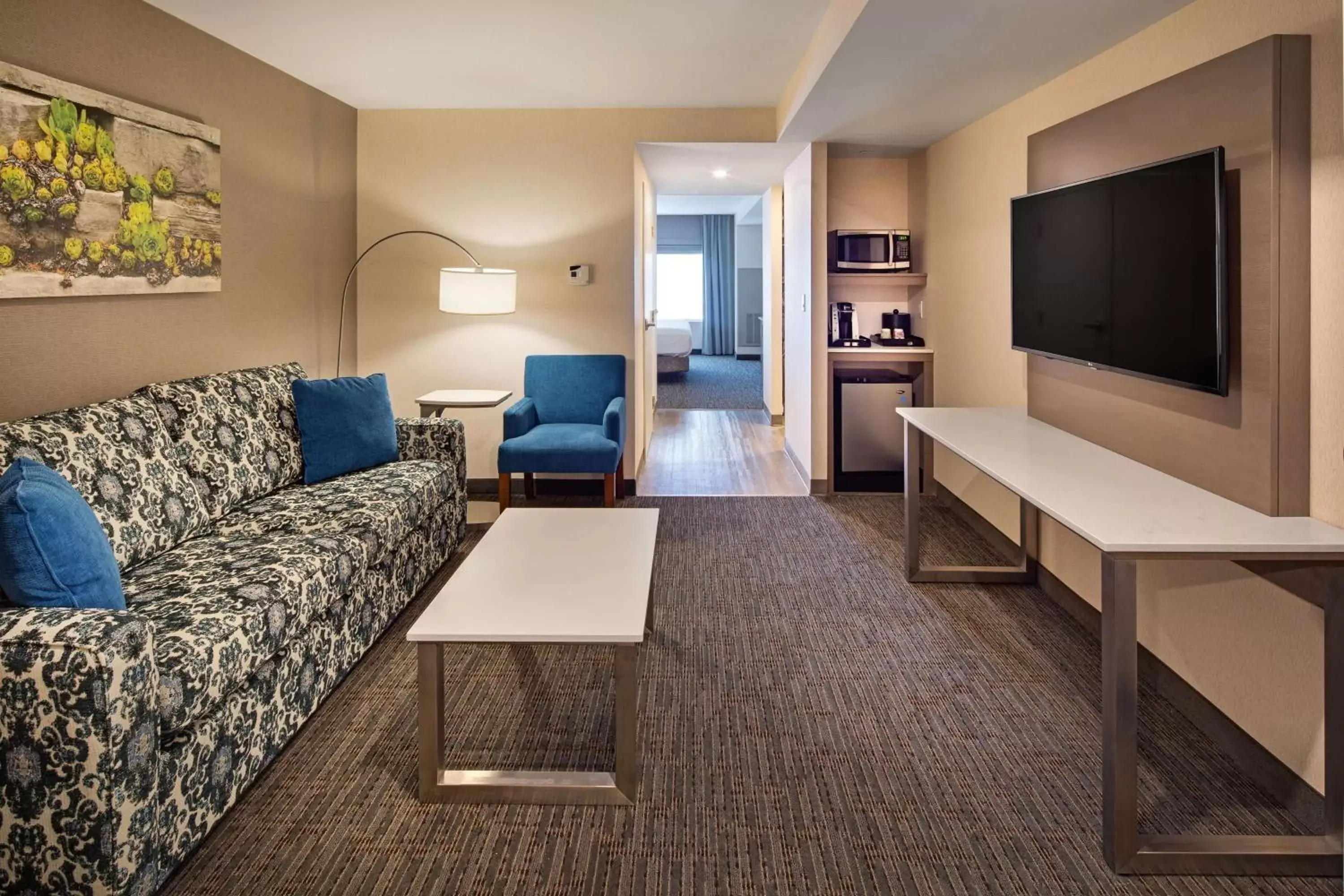 Bed, Seating Area in Hilton Garden Inn Toronto-Oakville