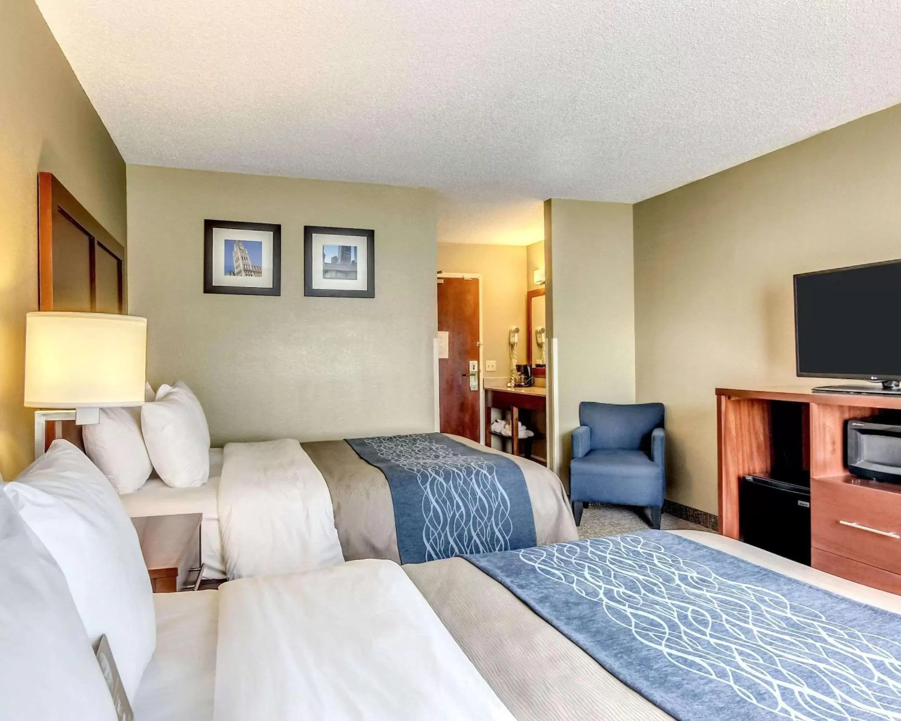 Photo of the whole room, Bed in Comfort Inn & Suites Grafton-Cedarburg