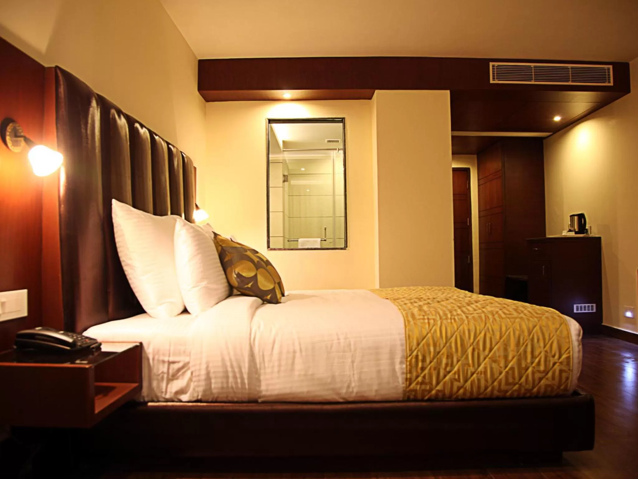 Toilet, Bed in Hotel Cama