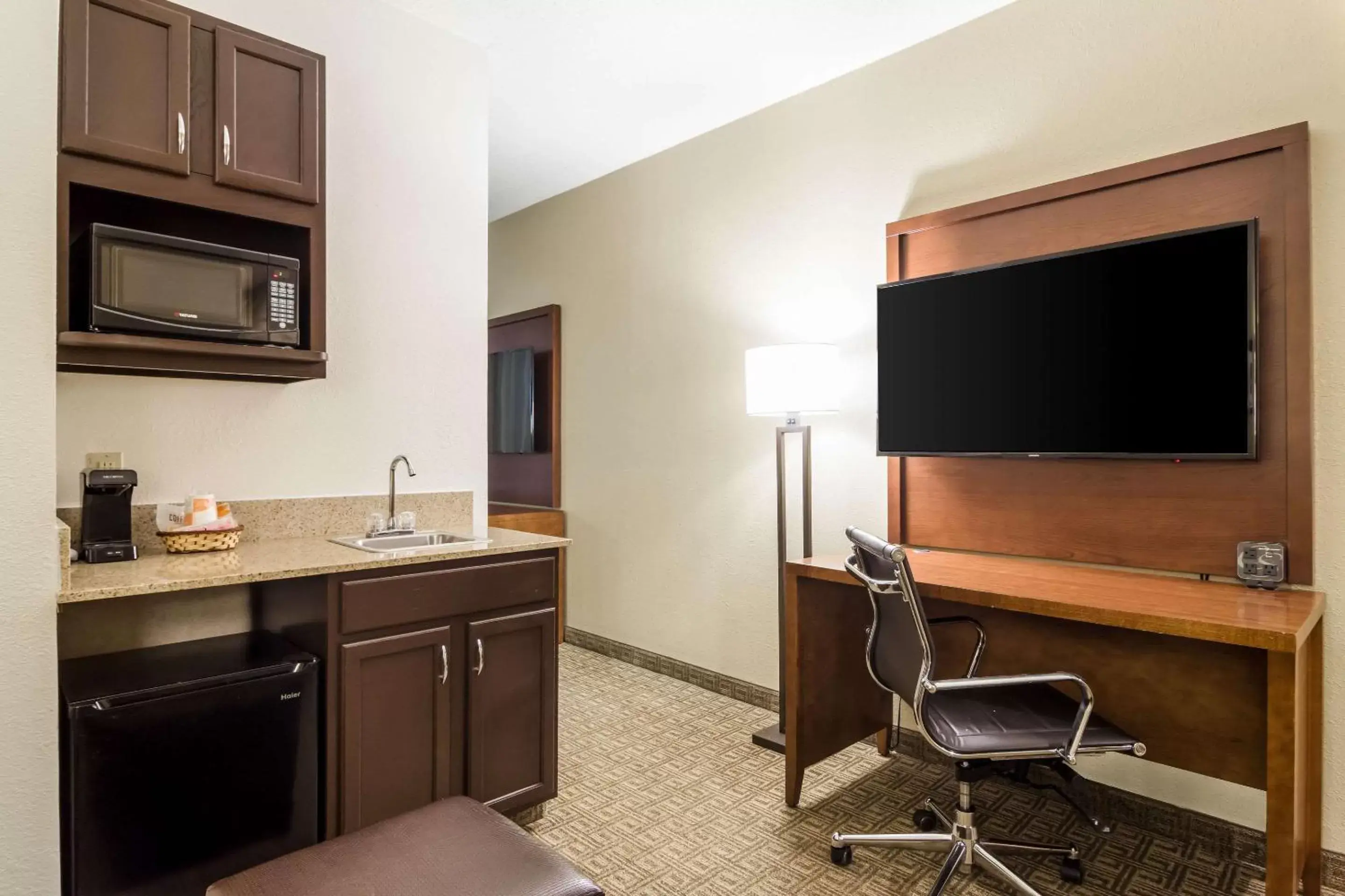 Photo of the whole room, TV/Entertainment Center in Comfort Suites