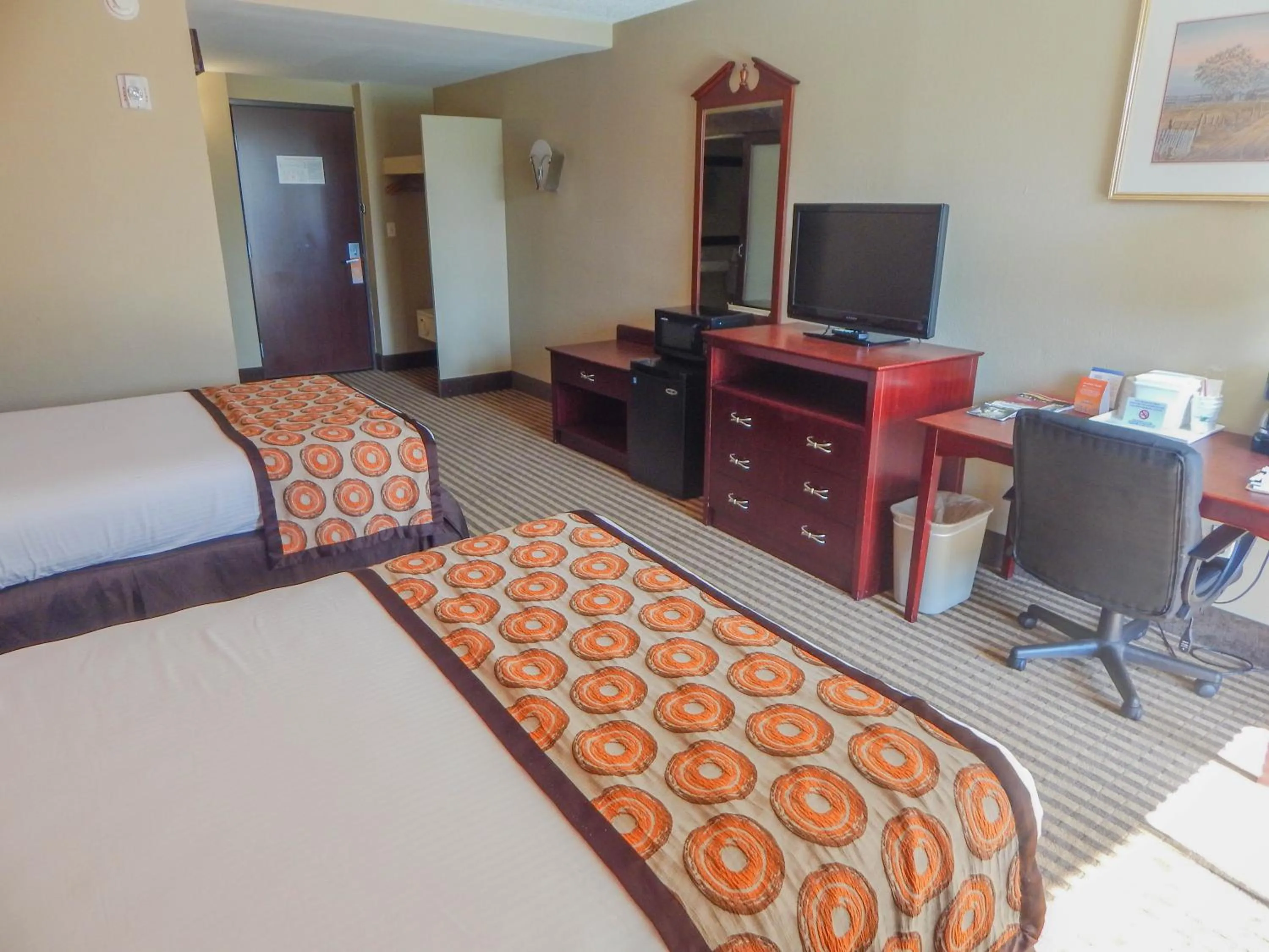 Photo of the whole room, Bed in Howard Johnson by Wyndham Arlington Ballpark / Six Flags