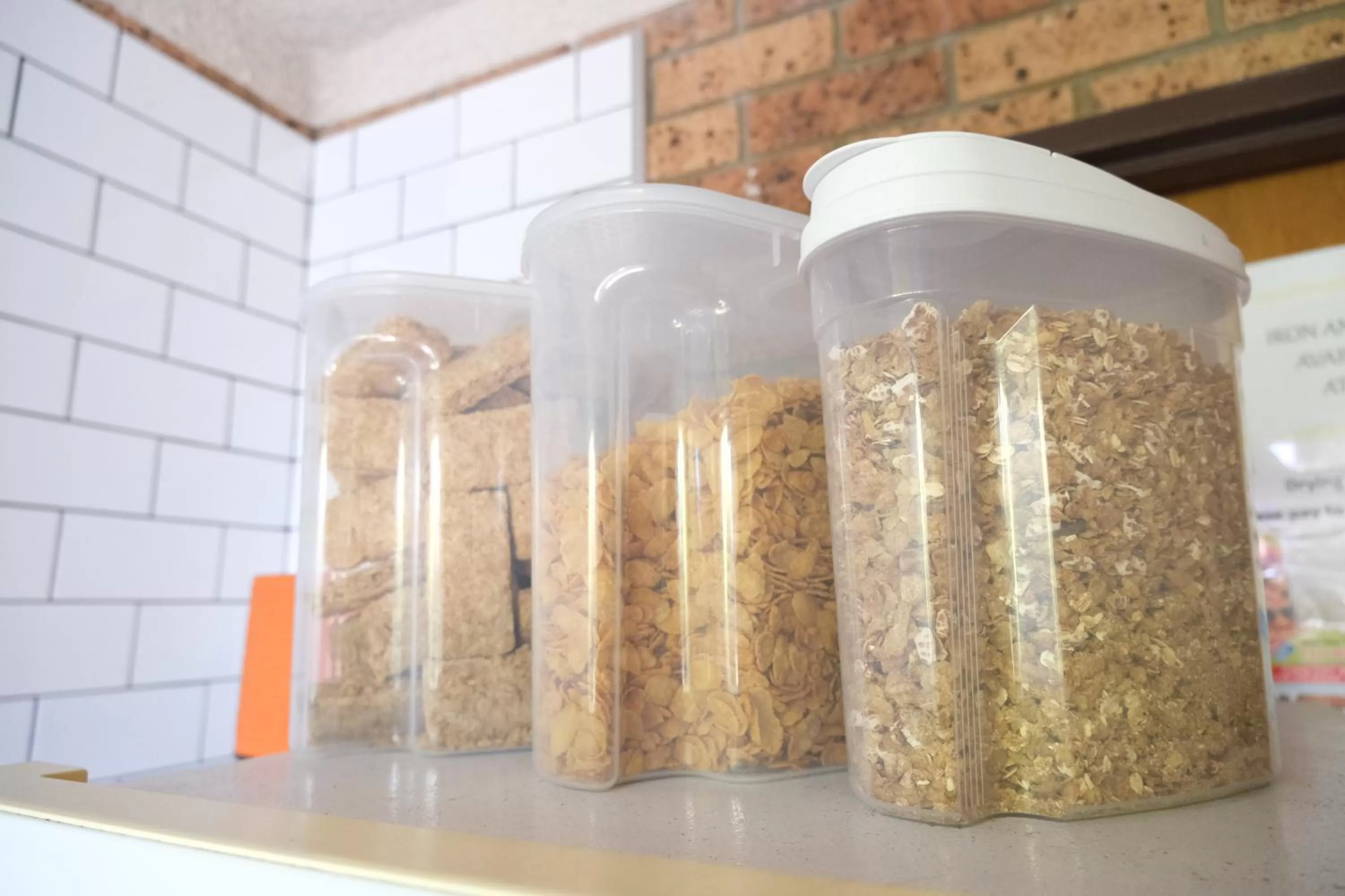 Communal kitchen in Sapphire Palms Motel