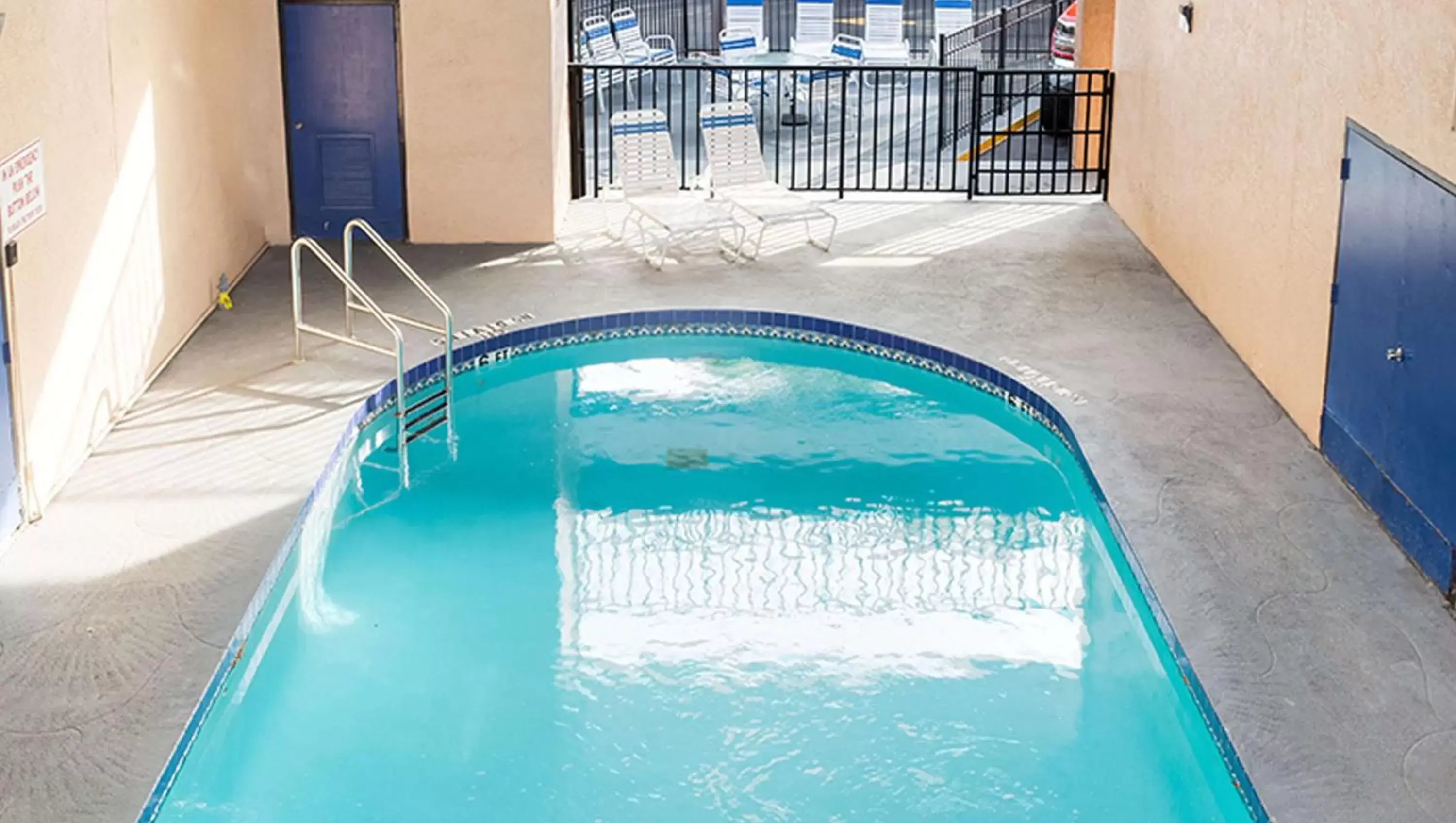 Swimming pool in Magnuson Hotel Bradenton