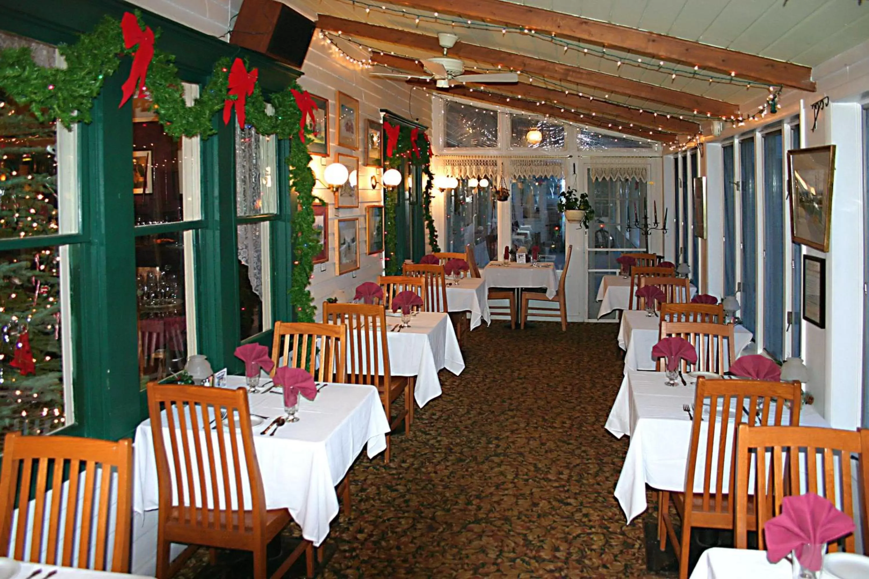 Restaurant/Places to Eat in Inn at Starlight Lake & Restaurant