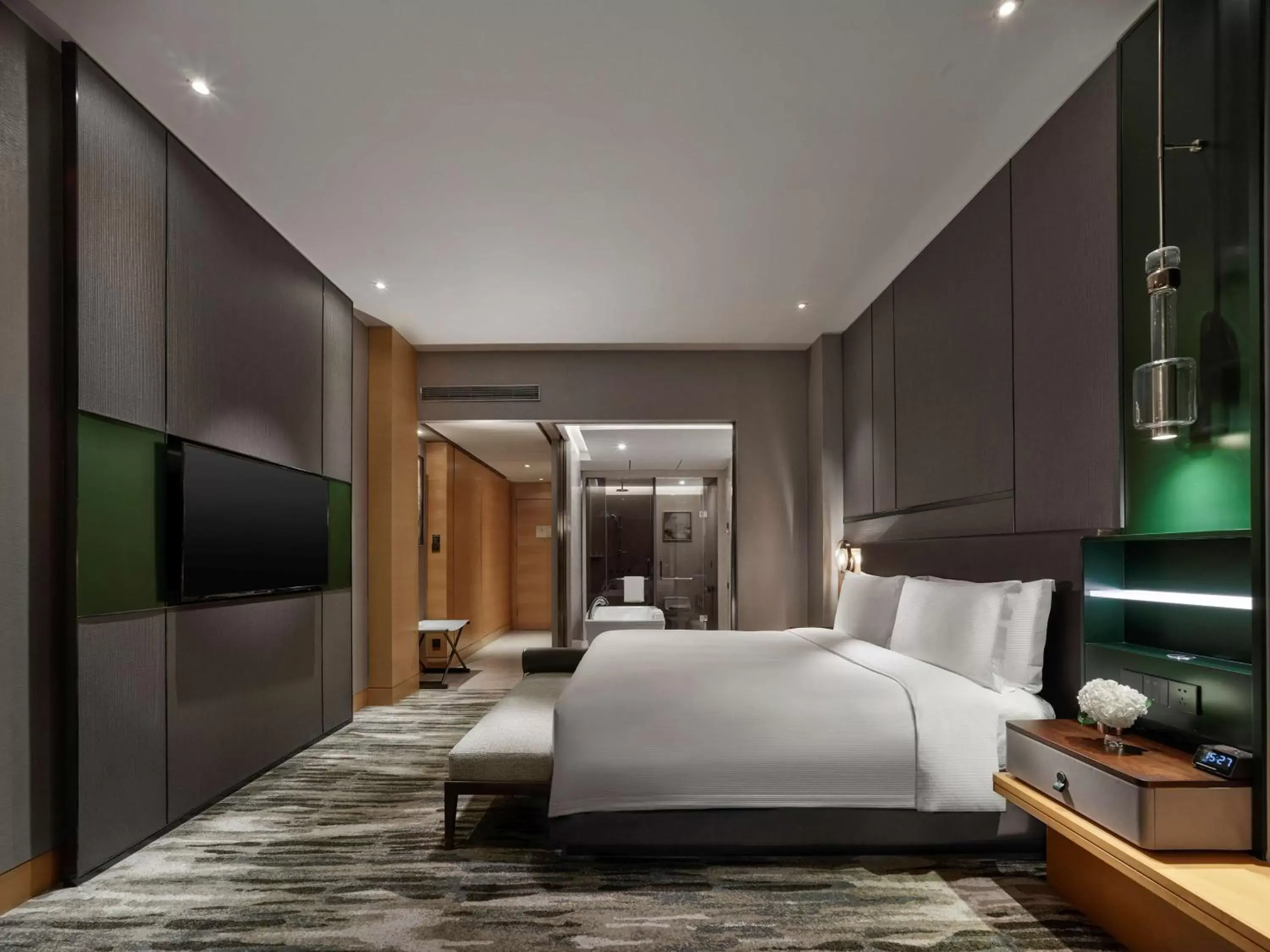 Bedroom, TV/Entertainment Center in Hilton Shanghai Hongqiao