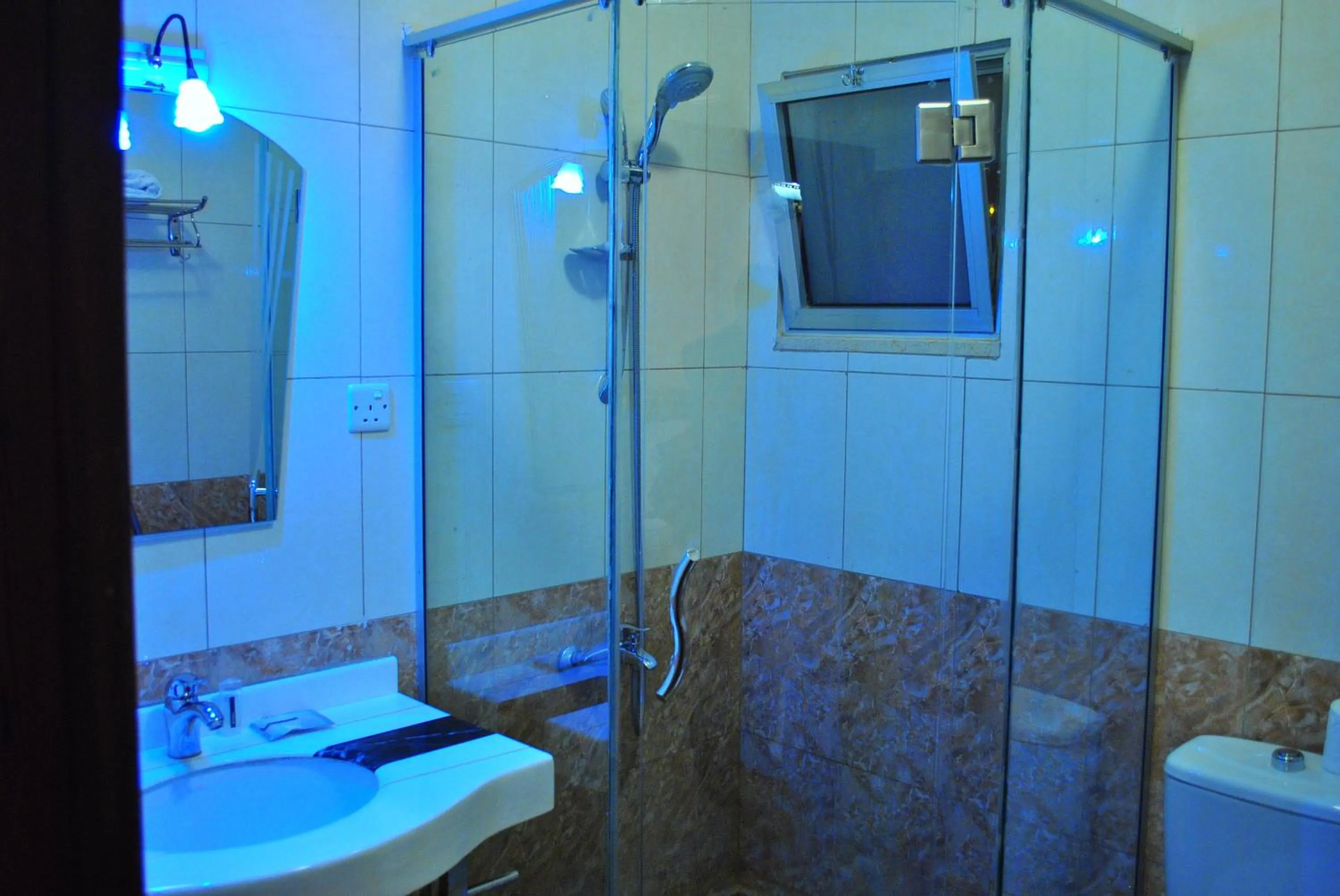 Shower in Al Qidra Hotel & Suites Aqaba