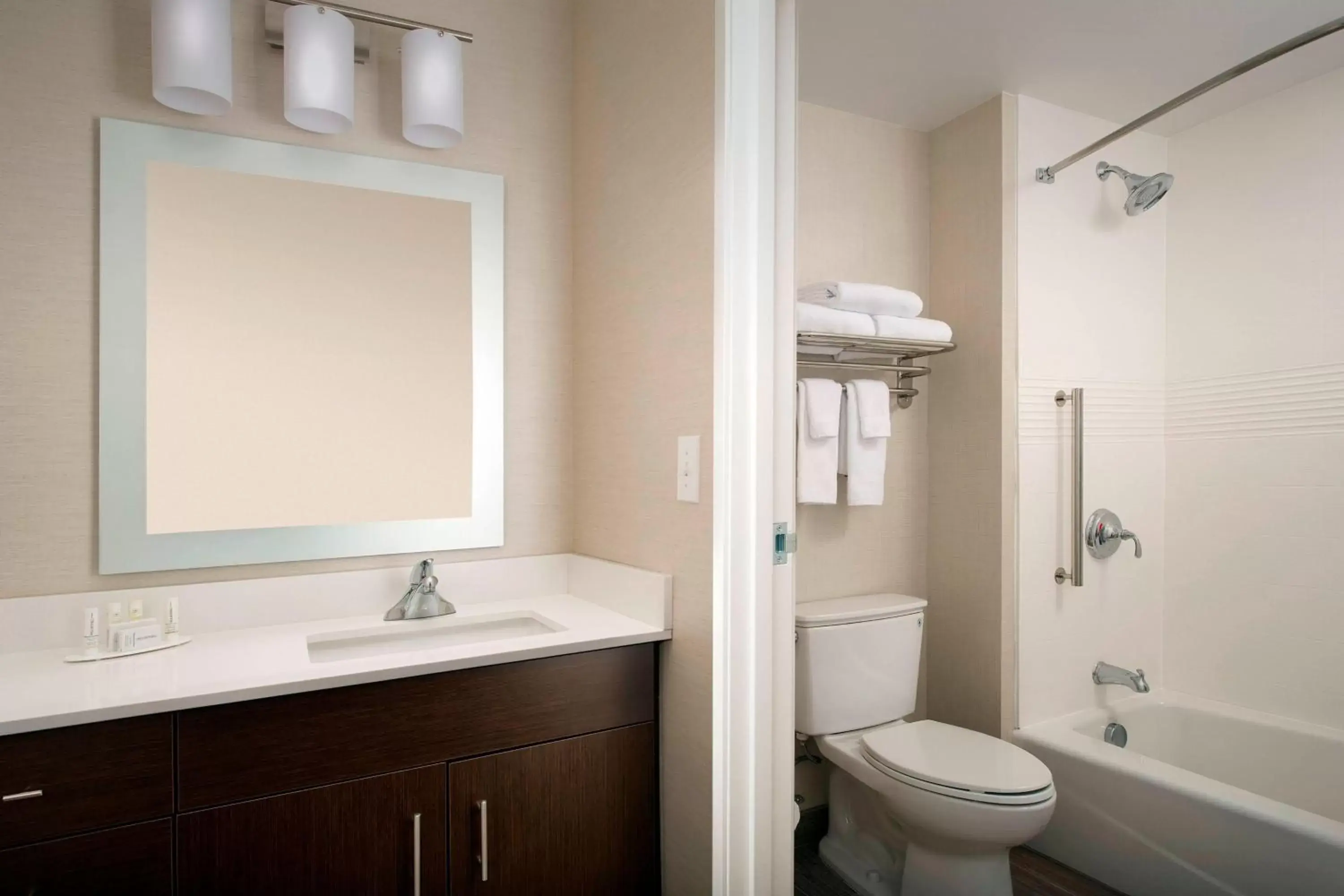 Bathroom in TownePlace Suites by Marriott Alexandria Fort Belvoir