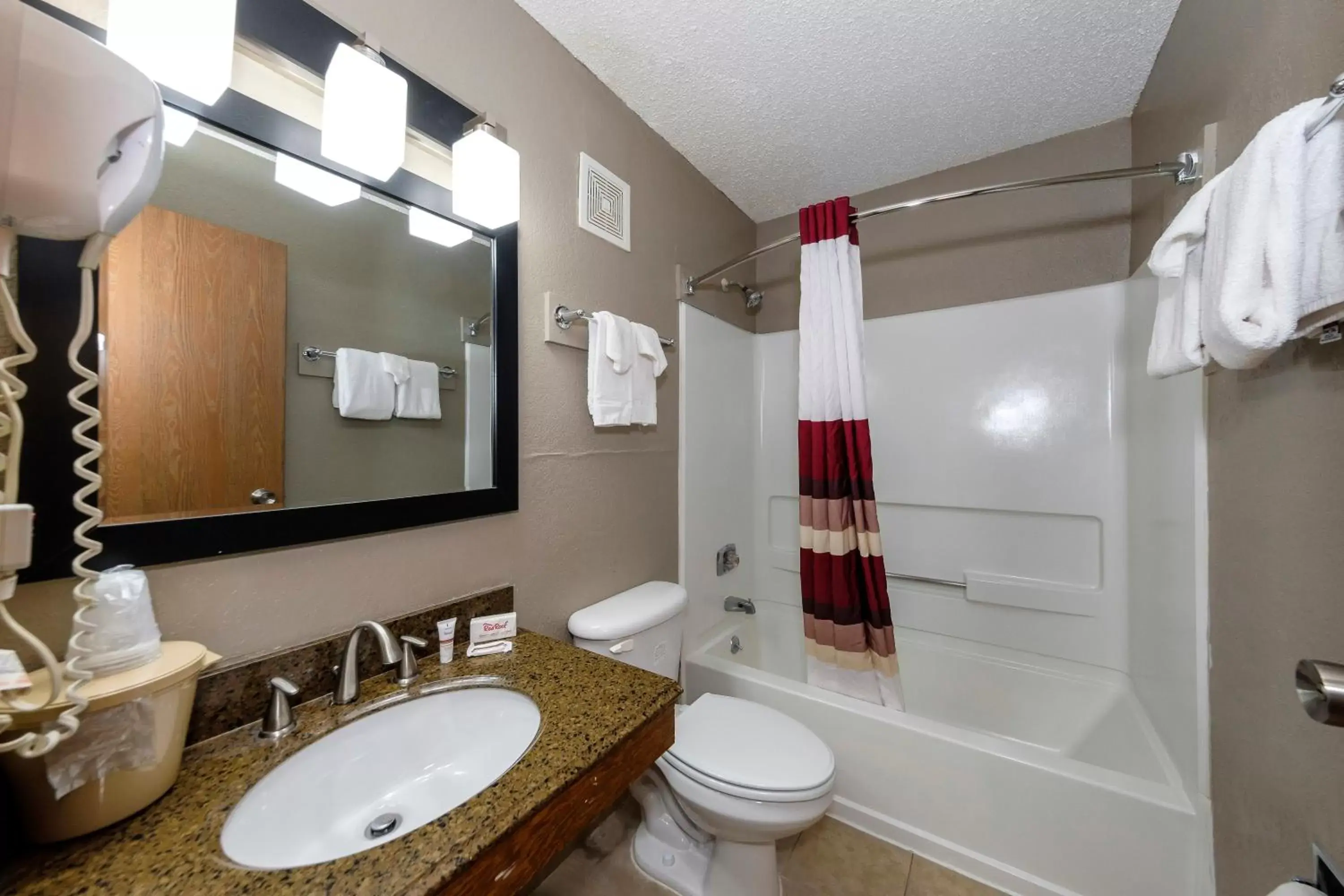 Bathroom in Red Roof Inn Culpeper